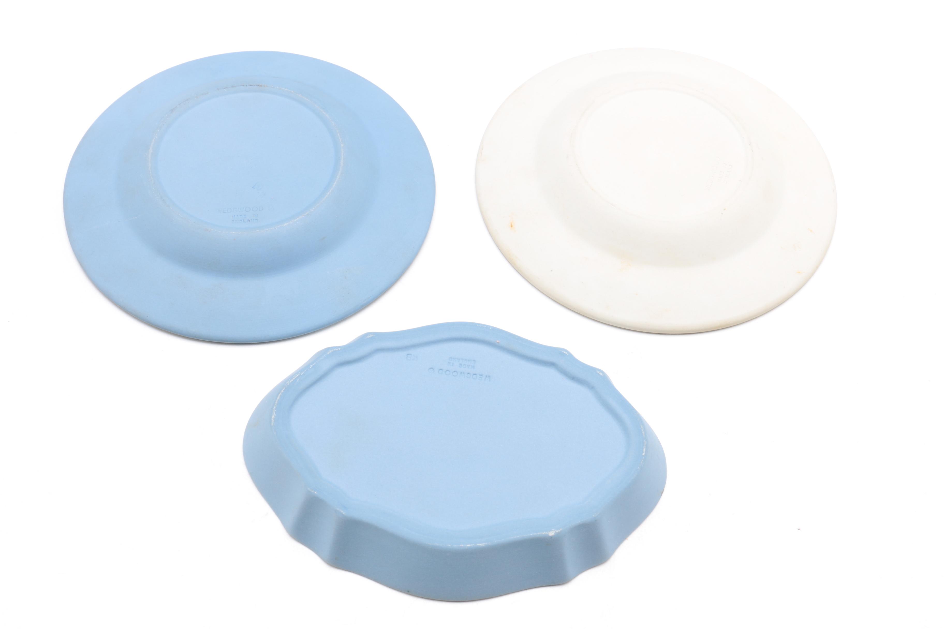 Wedgwood Jasperware Plates and "The Dictionary of Wedgwood" Book