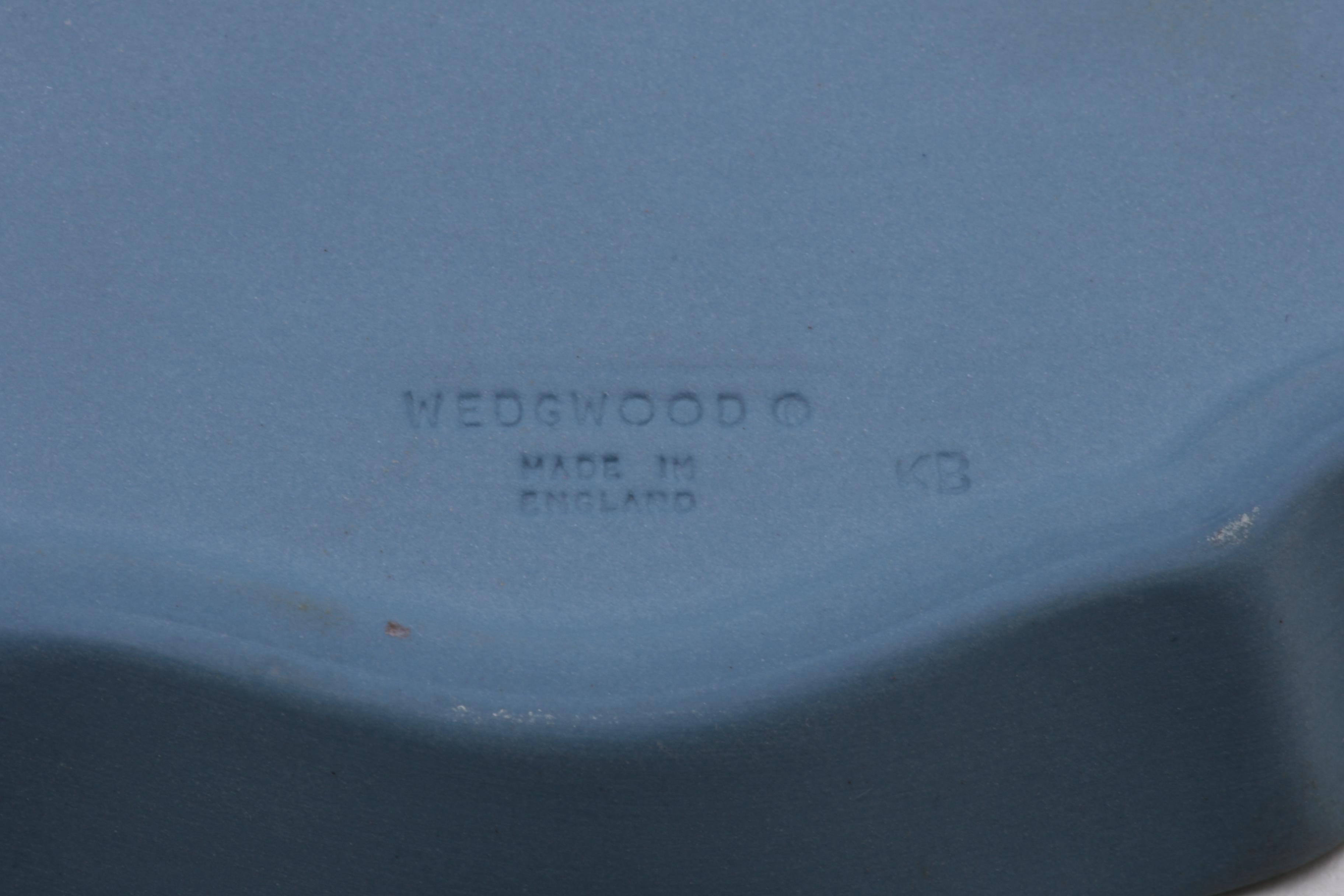 Wedgwood Jasperware Plates and "The Dictionary of Wedgwood" Book