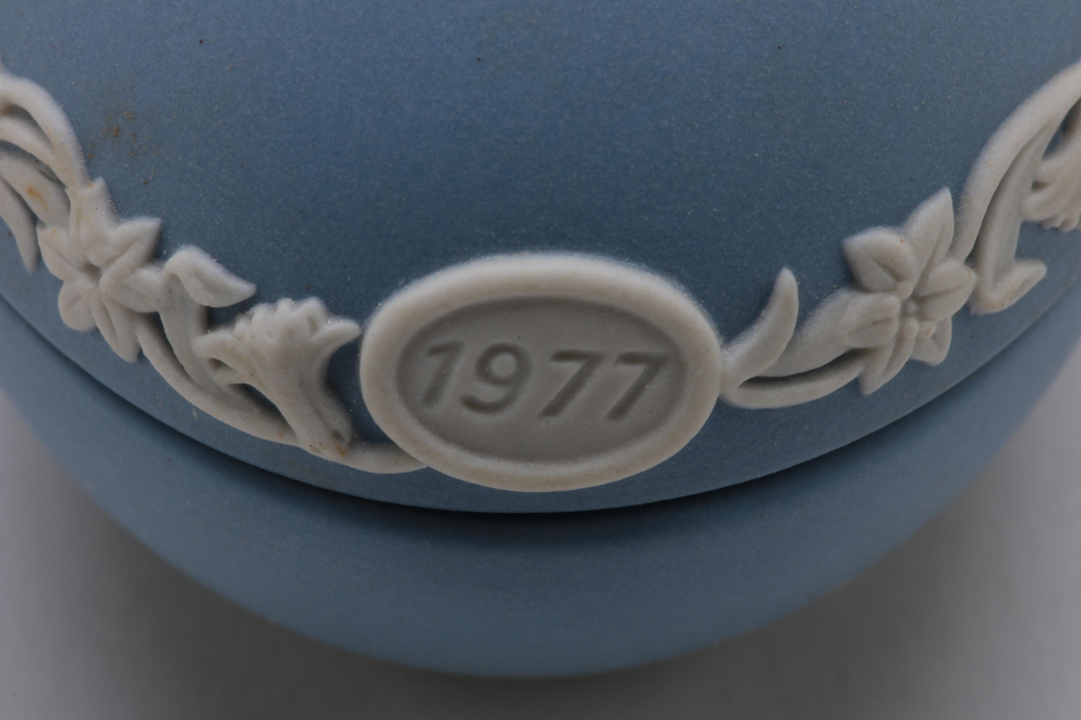 Wedgwood Jasperware Plates and "The Dictionary of Wedgwood" Book