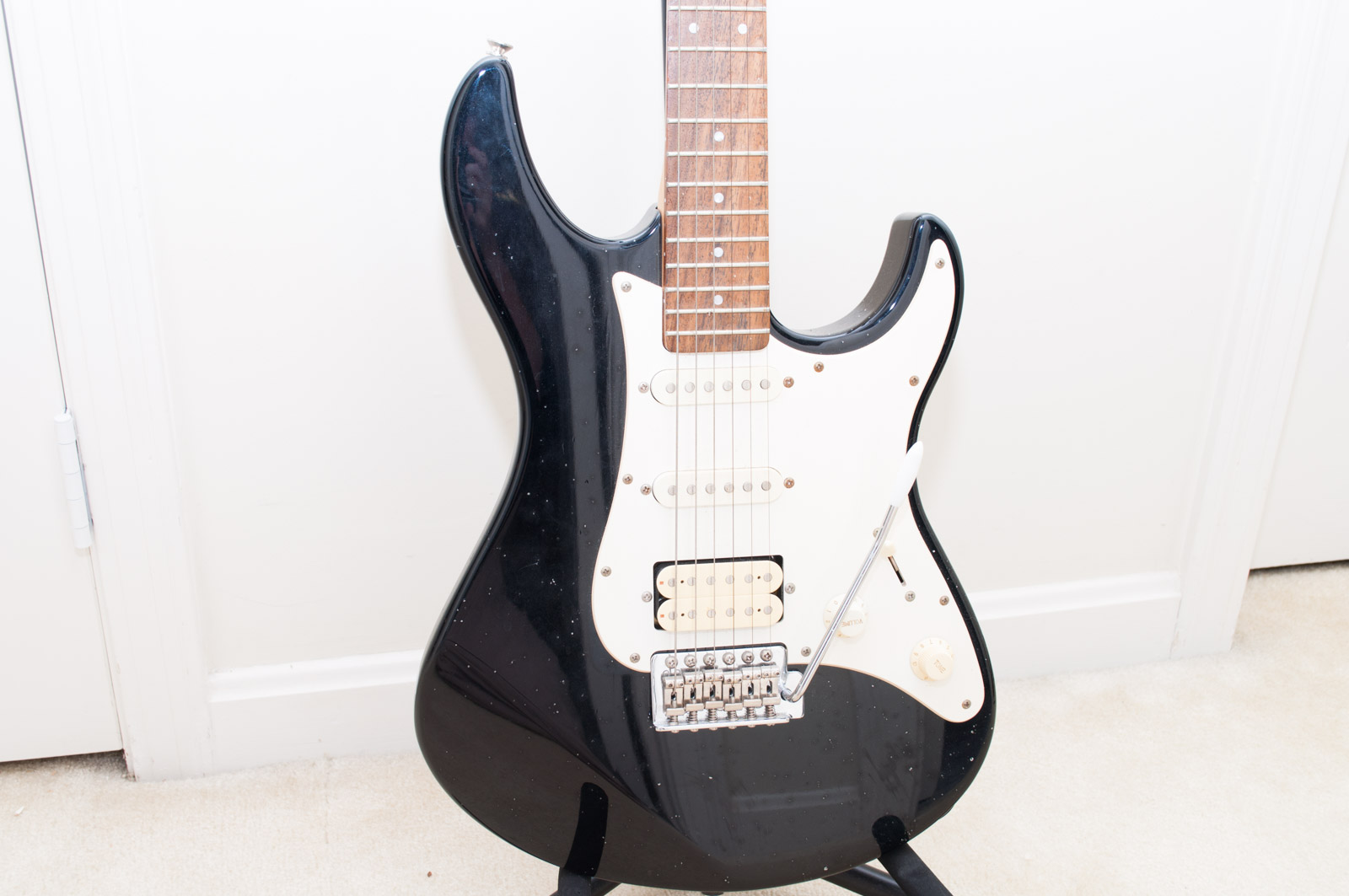 Yamaha EG 112 Electric Guitar with Amp and Stand
