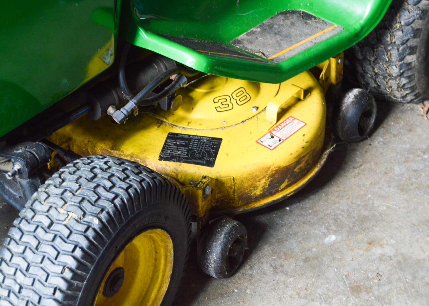 John Deere 318 Lawn Tractor