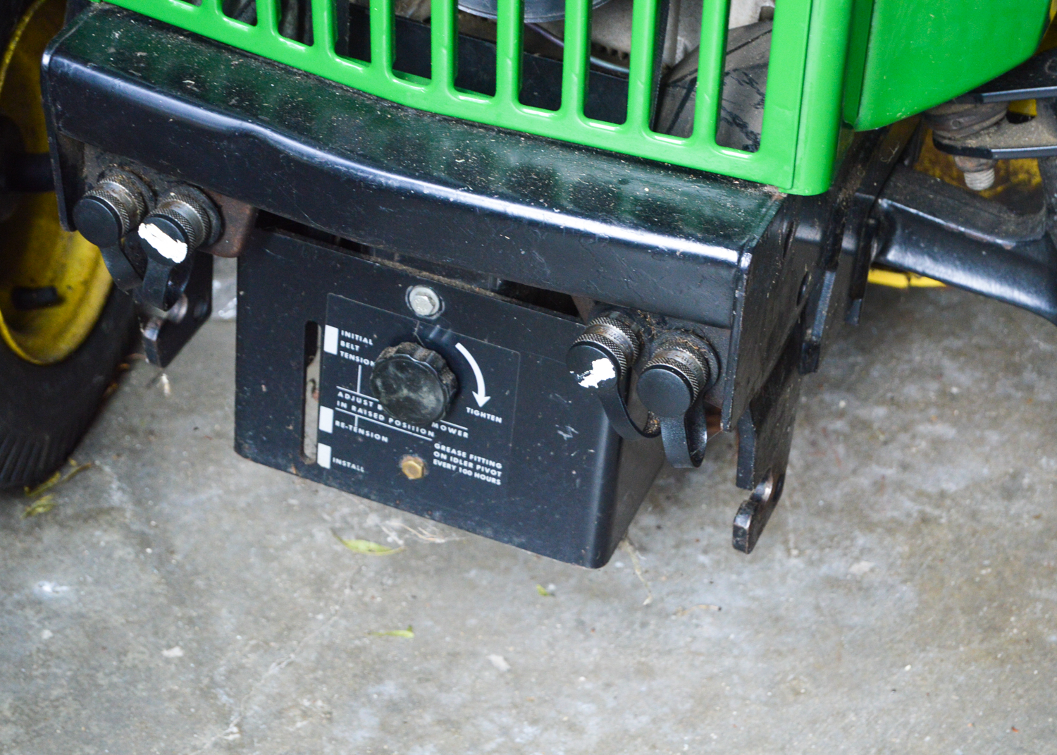 John Deere 318 Lawn Tractor