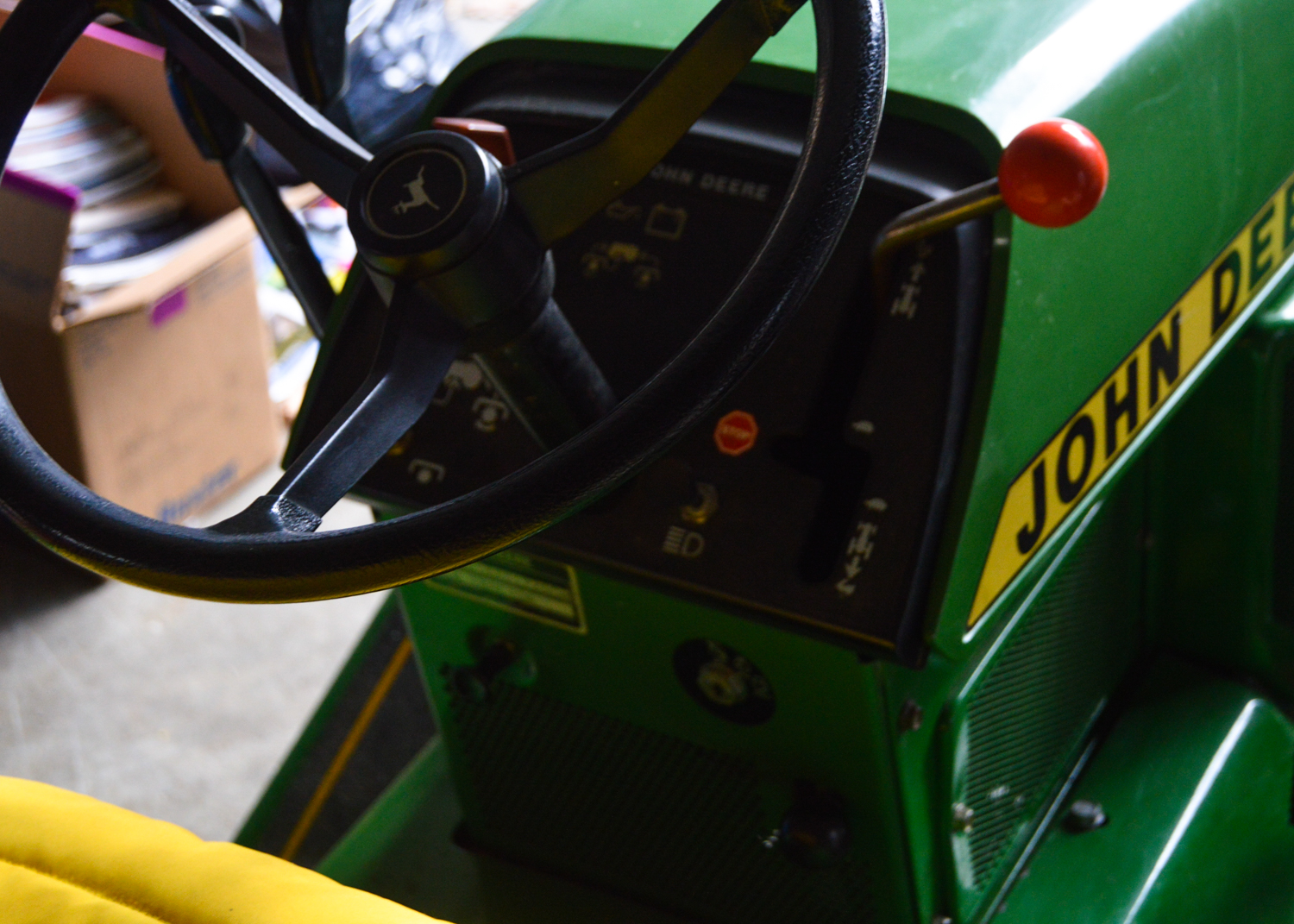 John Deere 318 Lawn Tractor