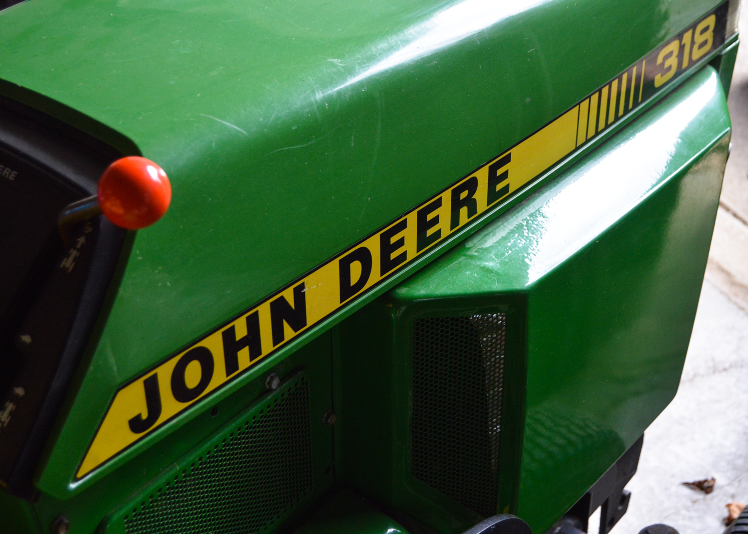 John Deere 318 Lawn Tractor