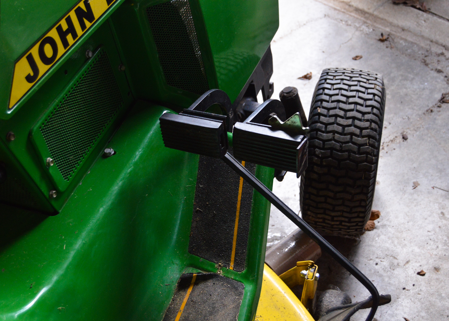 John Deere 318 Lawn Tractor