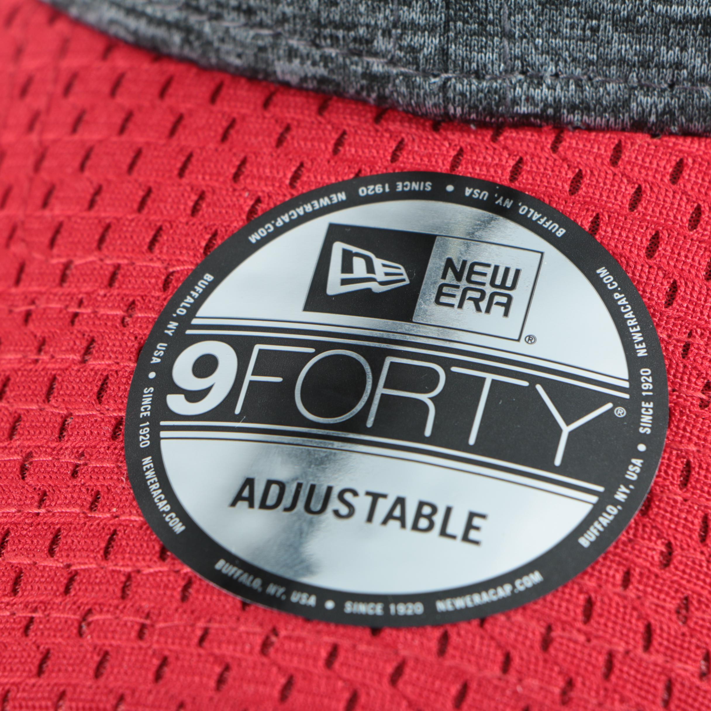 Autographed Andrew Shaw Chicago Blackhawks Pucks with Blackhawks Hat