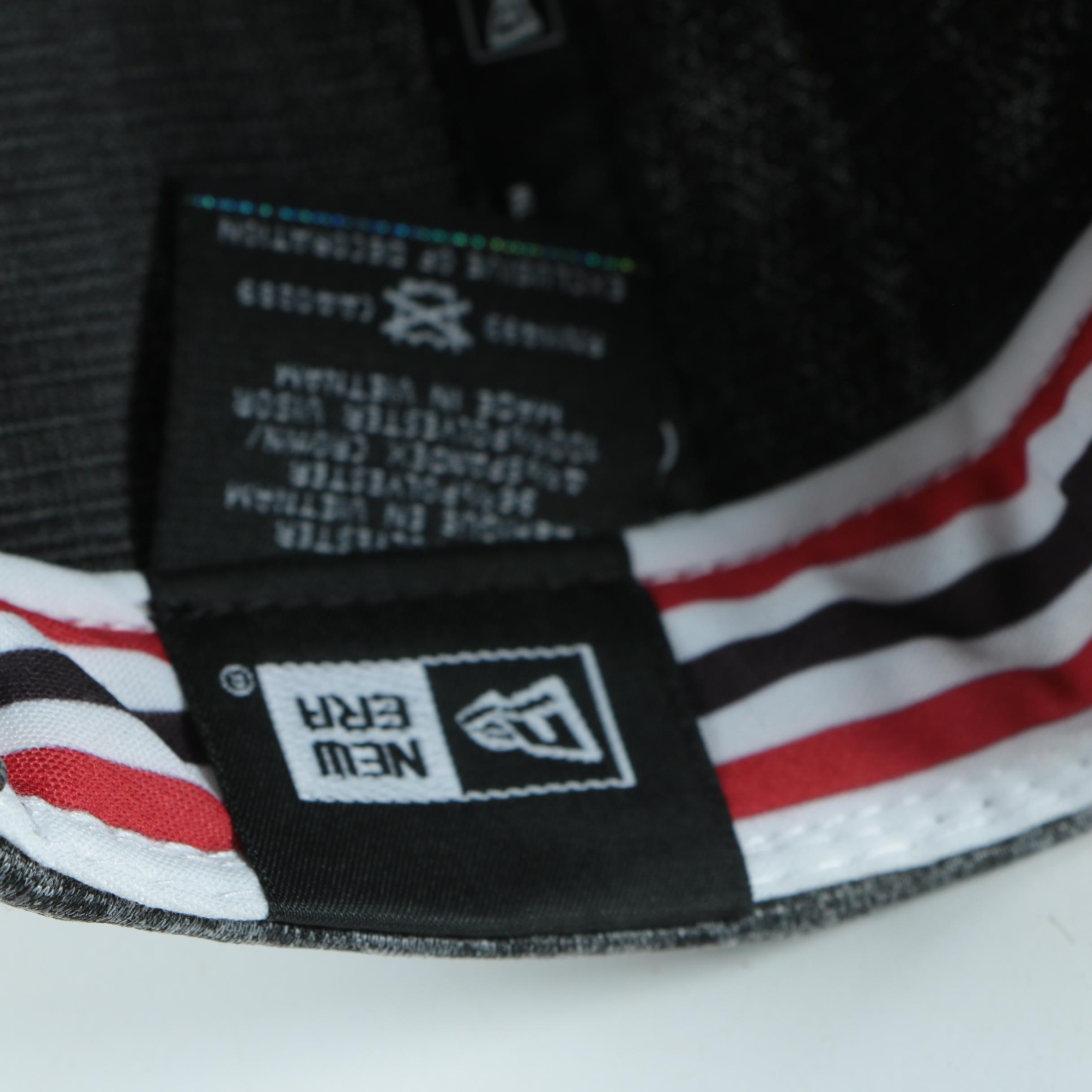 Autographed Andrew Shaw Chicago Blackhawks Pucks with Blackhawks Hat