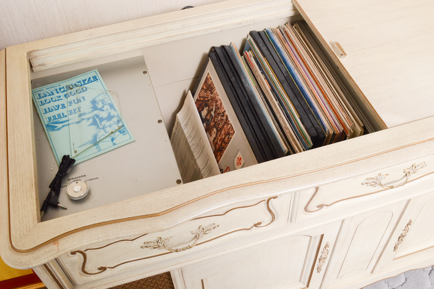 Vintage French Provincial Style Magnavox Stereo Console