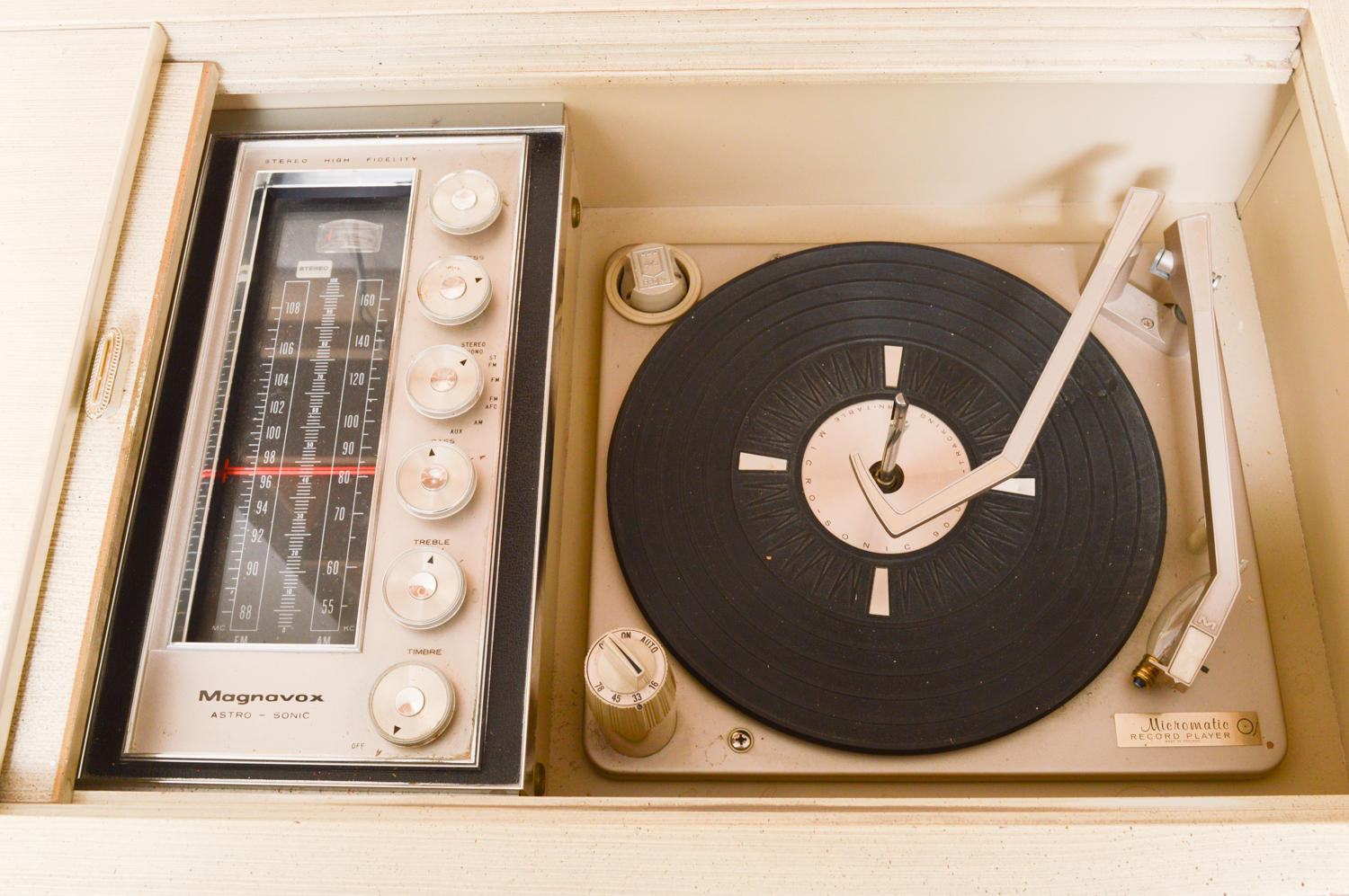 Vintage French Provincial Style Magnavox Stereo Console