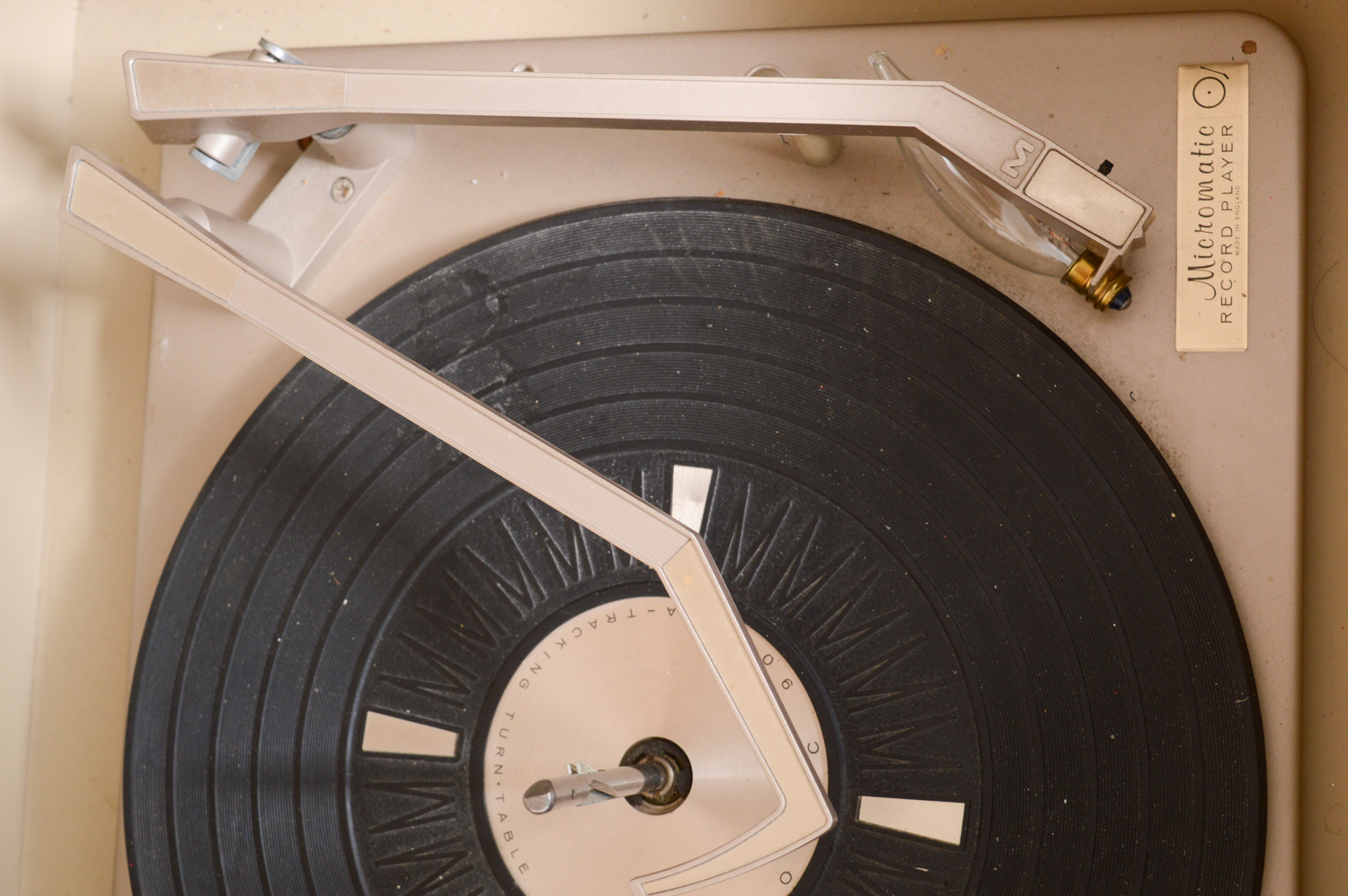 Vintage French Provincial Style Magnavox Stereo Console