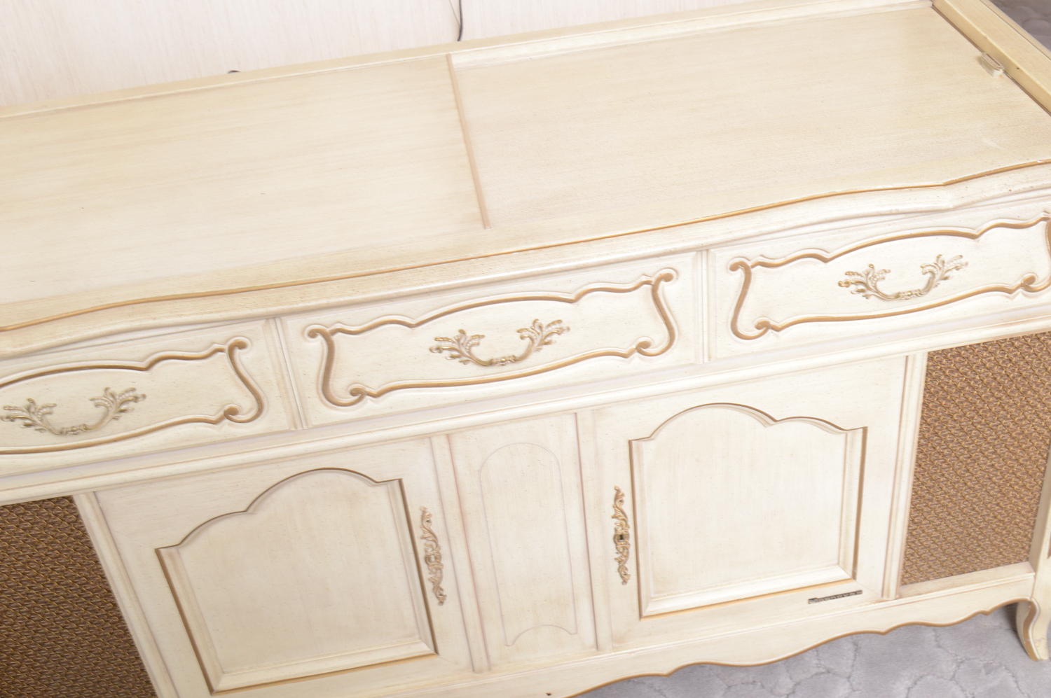 Vintage French Provincial Style Magnavox Stereo Console