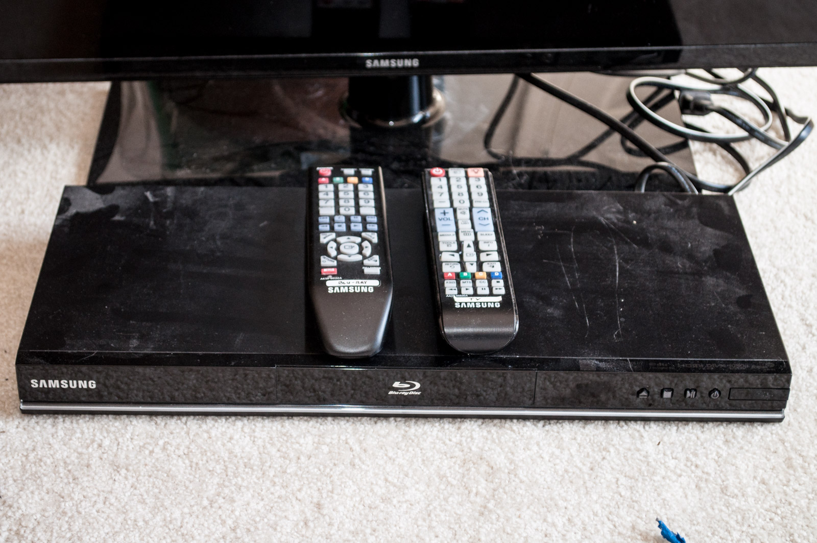 Samsung 28" LED Flat Screen HD TV and Blu-Ray Disc Player