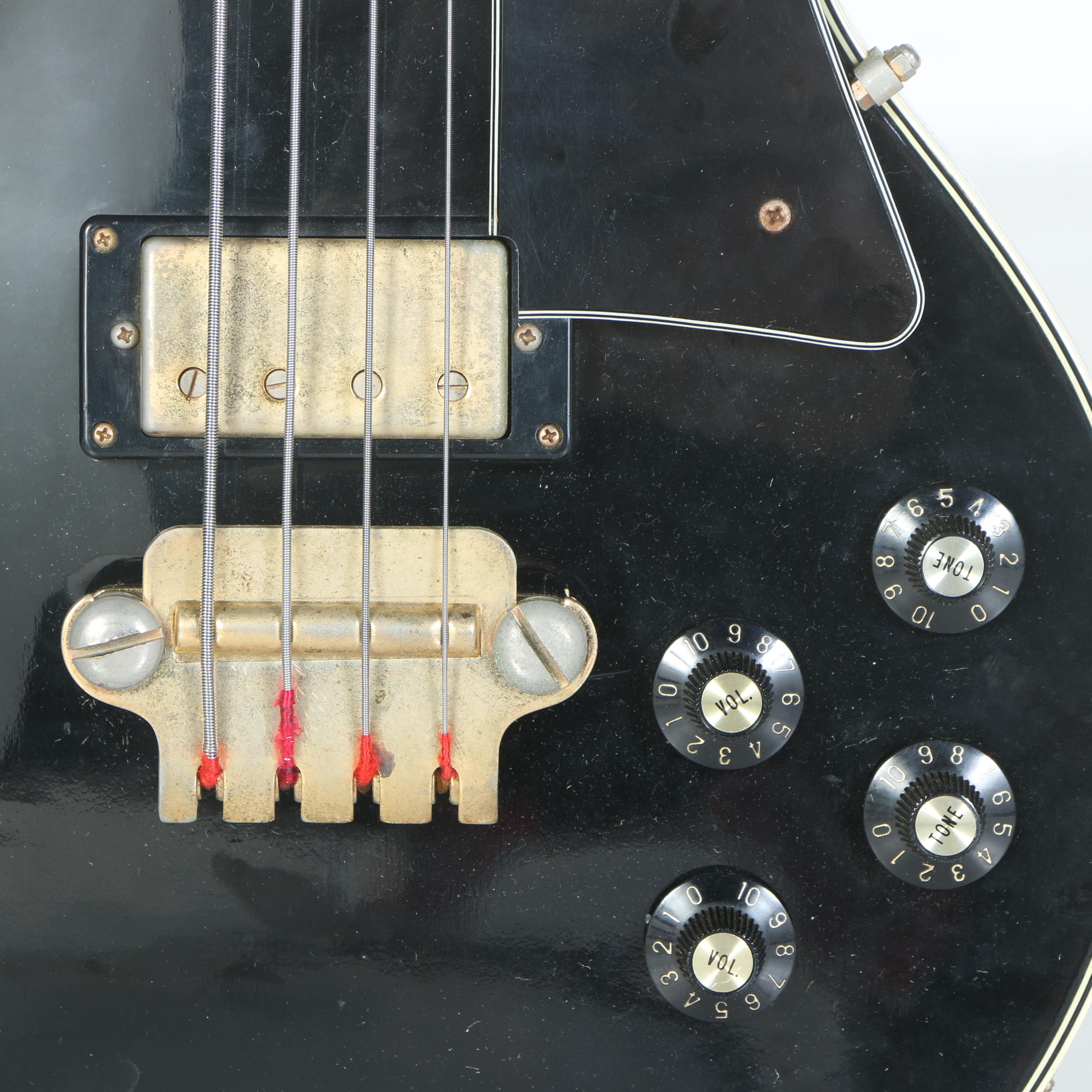 Cameo Deluxe 1960s Electric Bass Guitar with Case