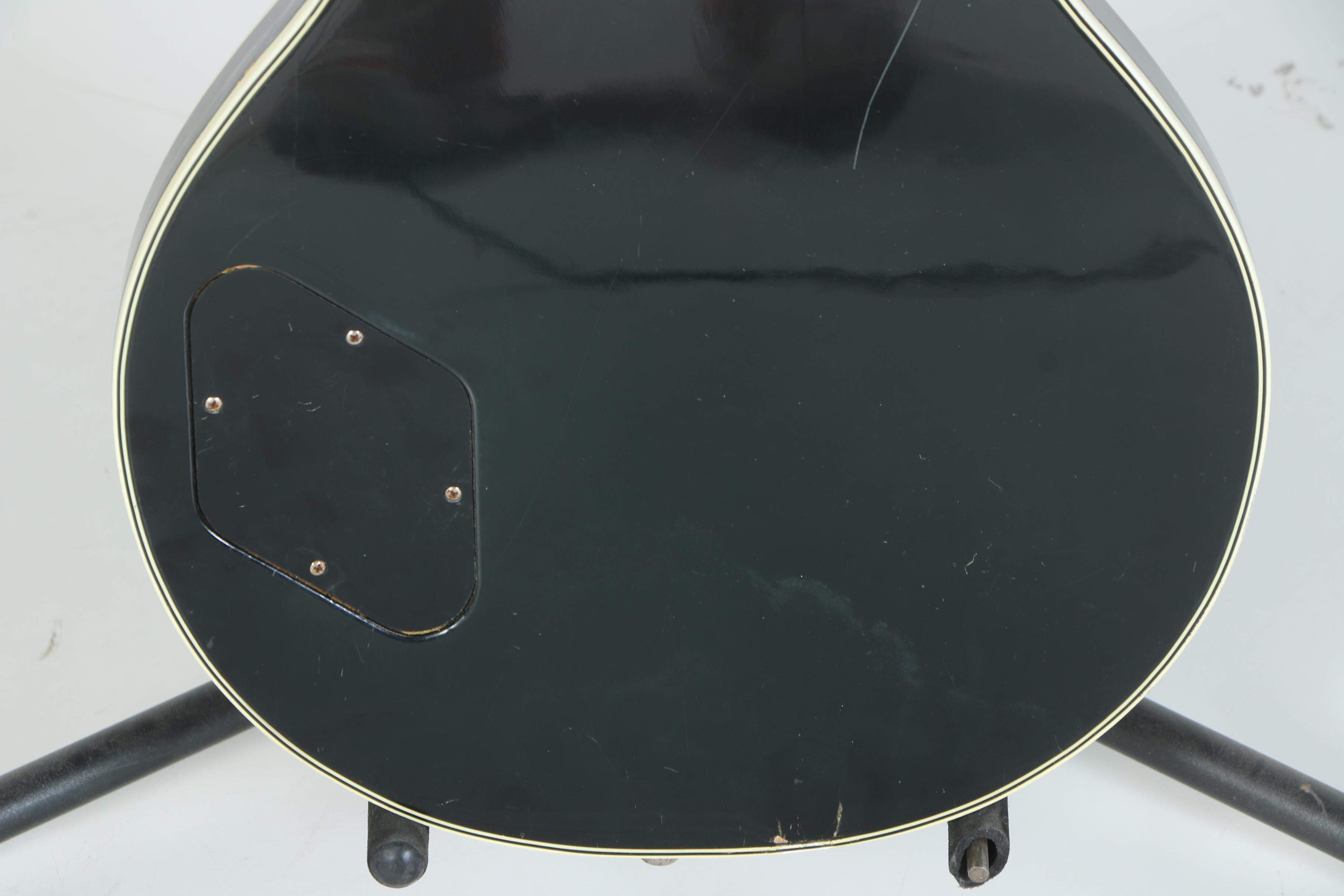 Cameo Deluxe 1960s Electric Bass Guitar with Case