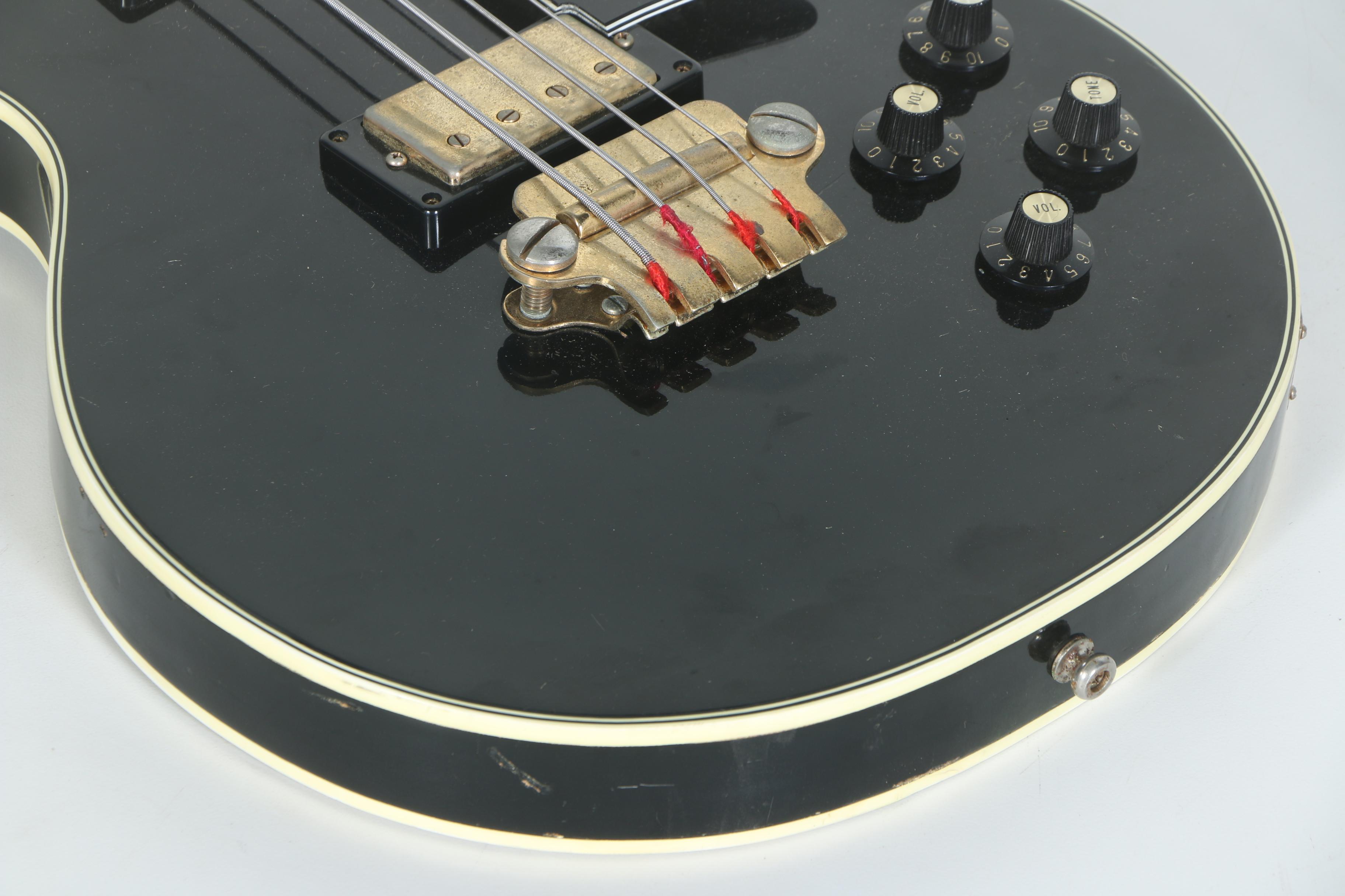 Cameo Deluxe 1960s Electric Bass Guitar with Case