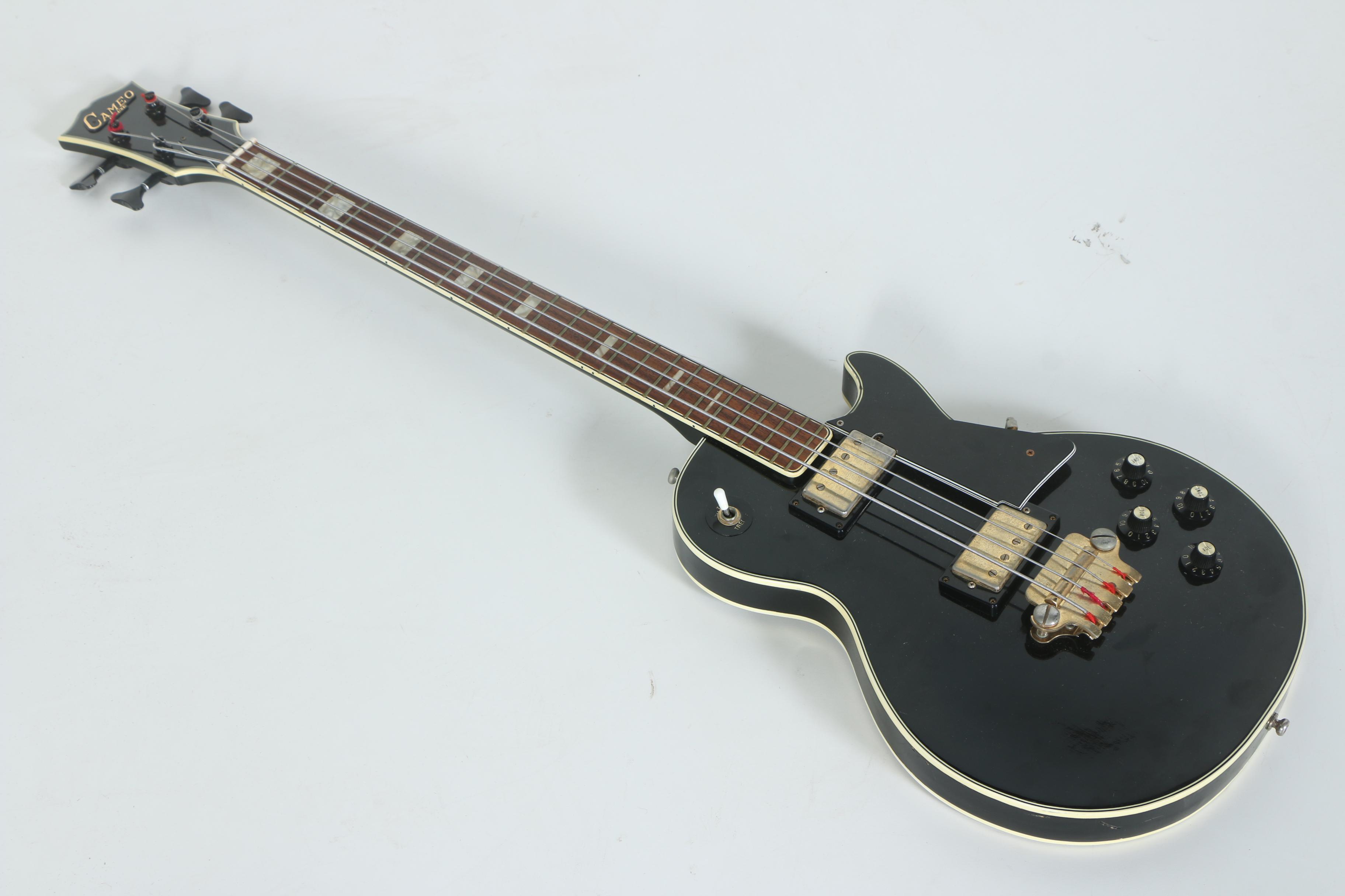 Cameo Deluxe 1960s Electric Bass Guitar with Case