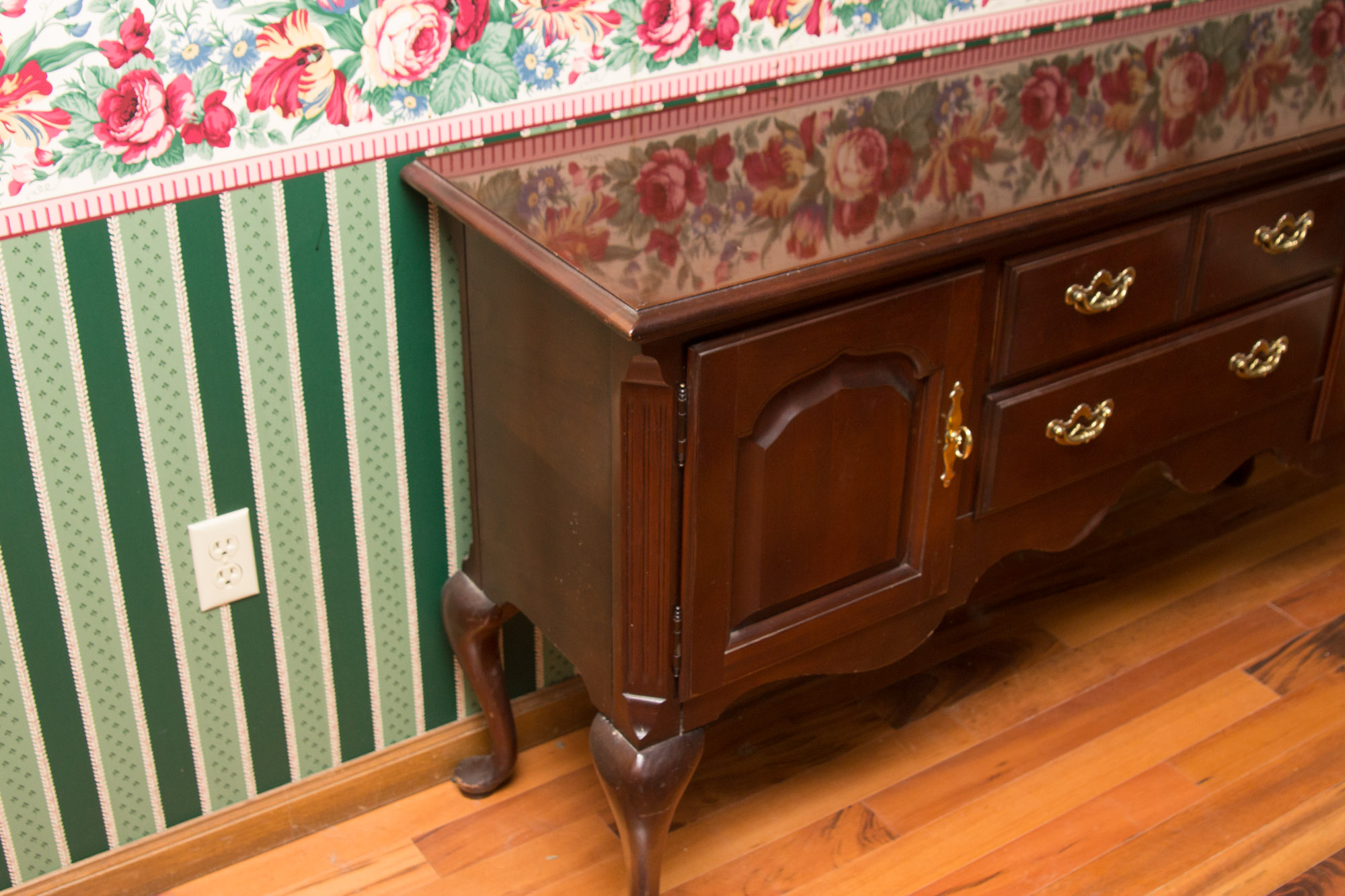 Thomasville Queen Anne Style "Lowboy" Sideboard