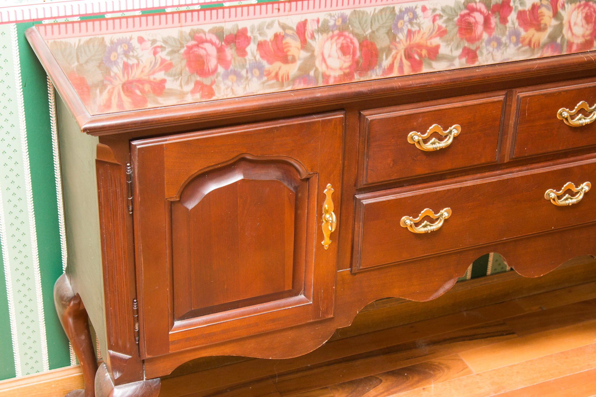 Thomasville Queen Anne Style "Lowboy" Sideboard
