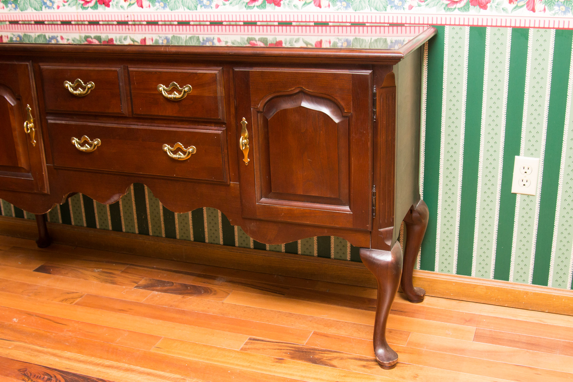 Thomasville Queen Anne Style "Lowboy" Sideboard