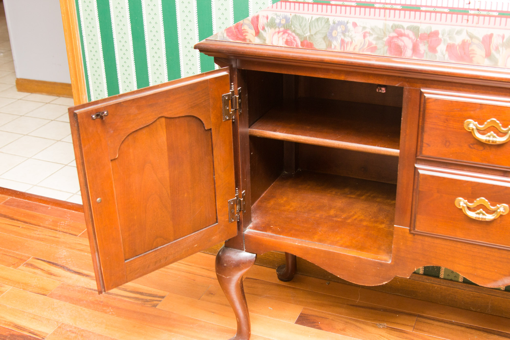 Thomasville Queen Anne Style "Lowboy" Sideboard