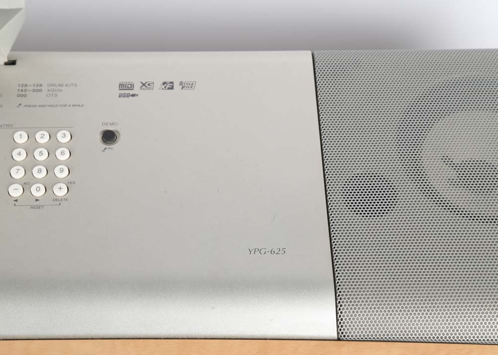 Yamaha YPG-625 Digital Mini-Grand Keyboard with Stool