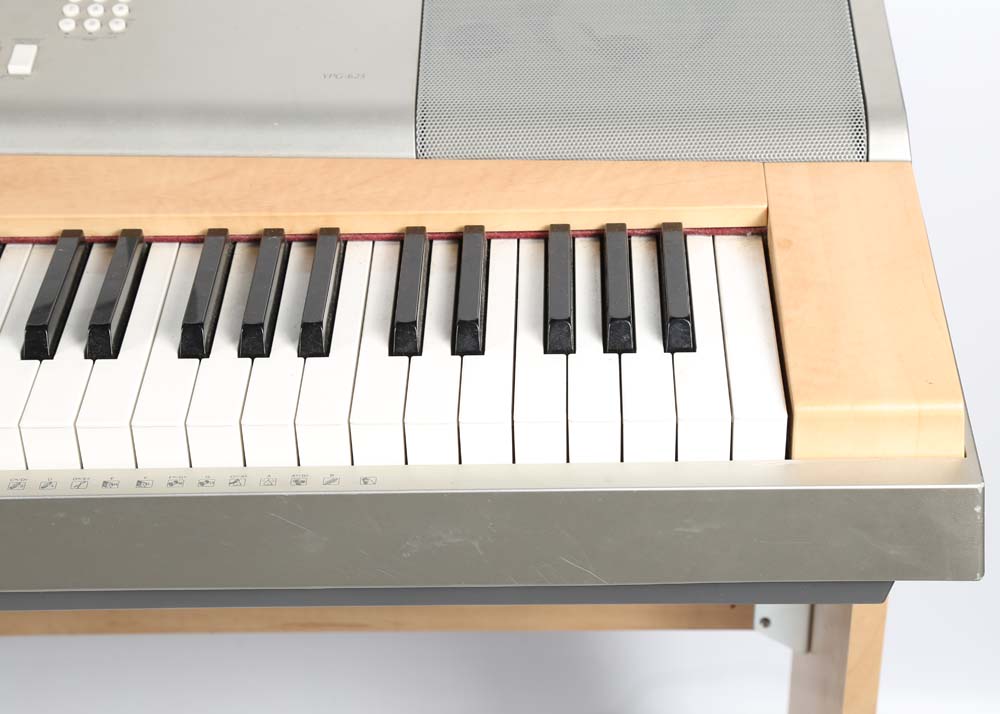 Yamaha YPG-625 Digital Mini-Grand Keyboard with Stool