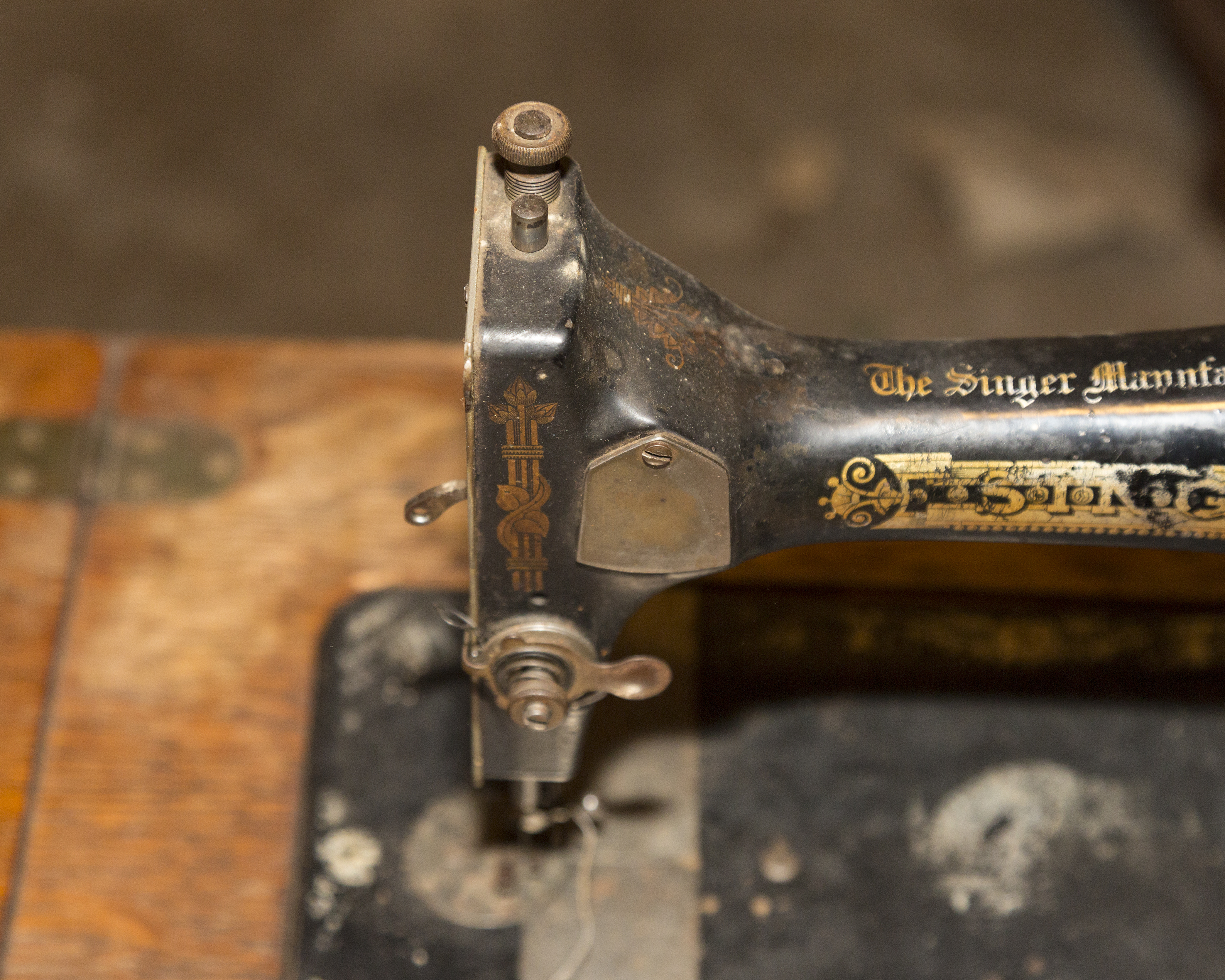 1910 Singer Sewing Machine and Tiger Oak Table