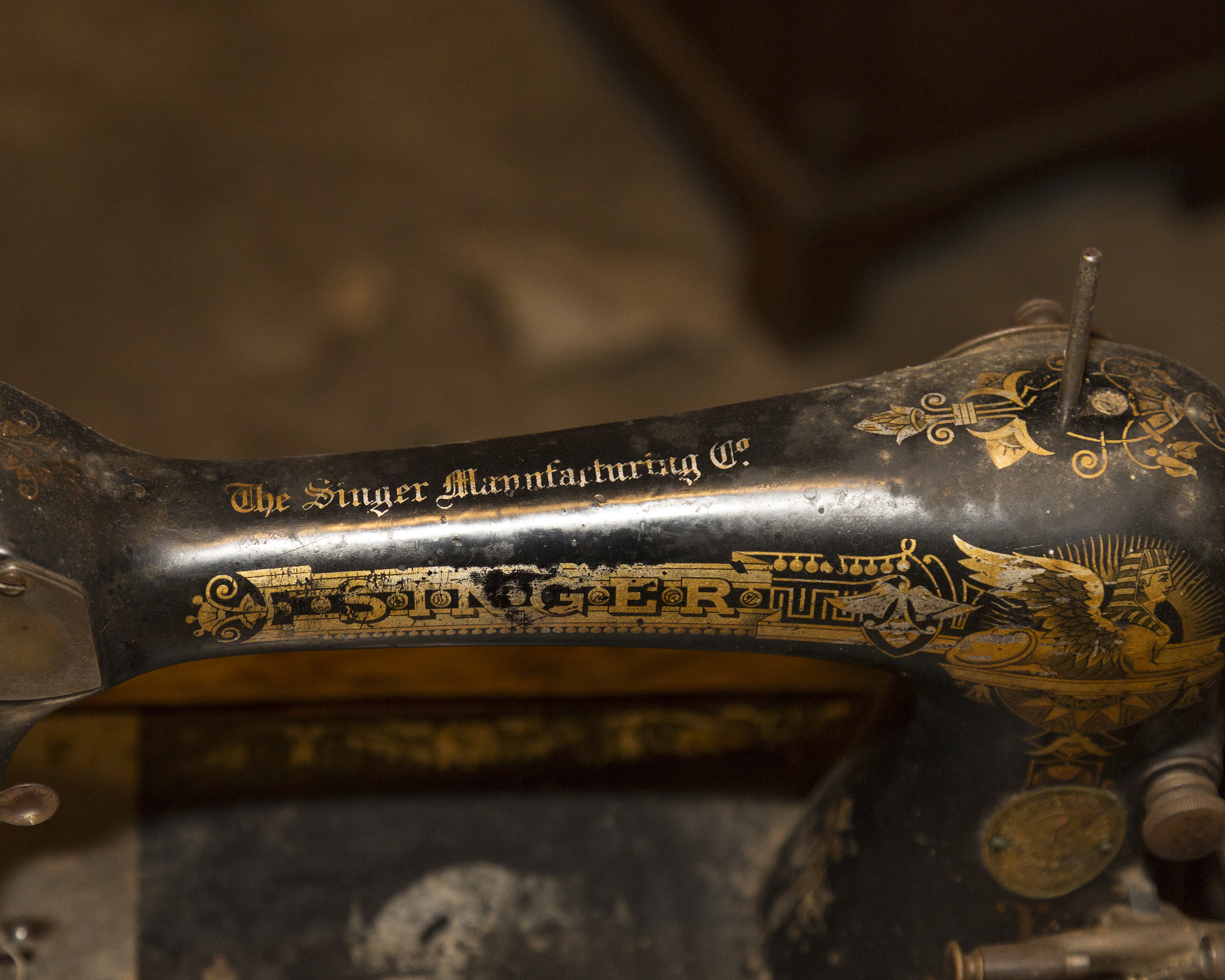 1910 Singer Sewing Machine and Tiger Oak Table