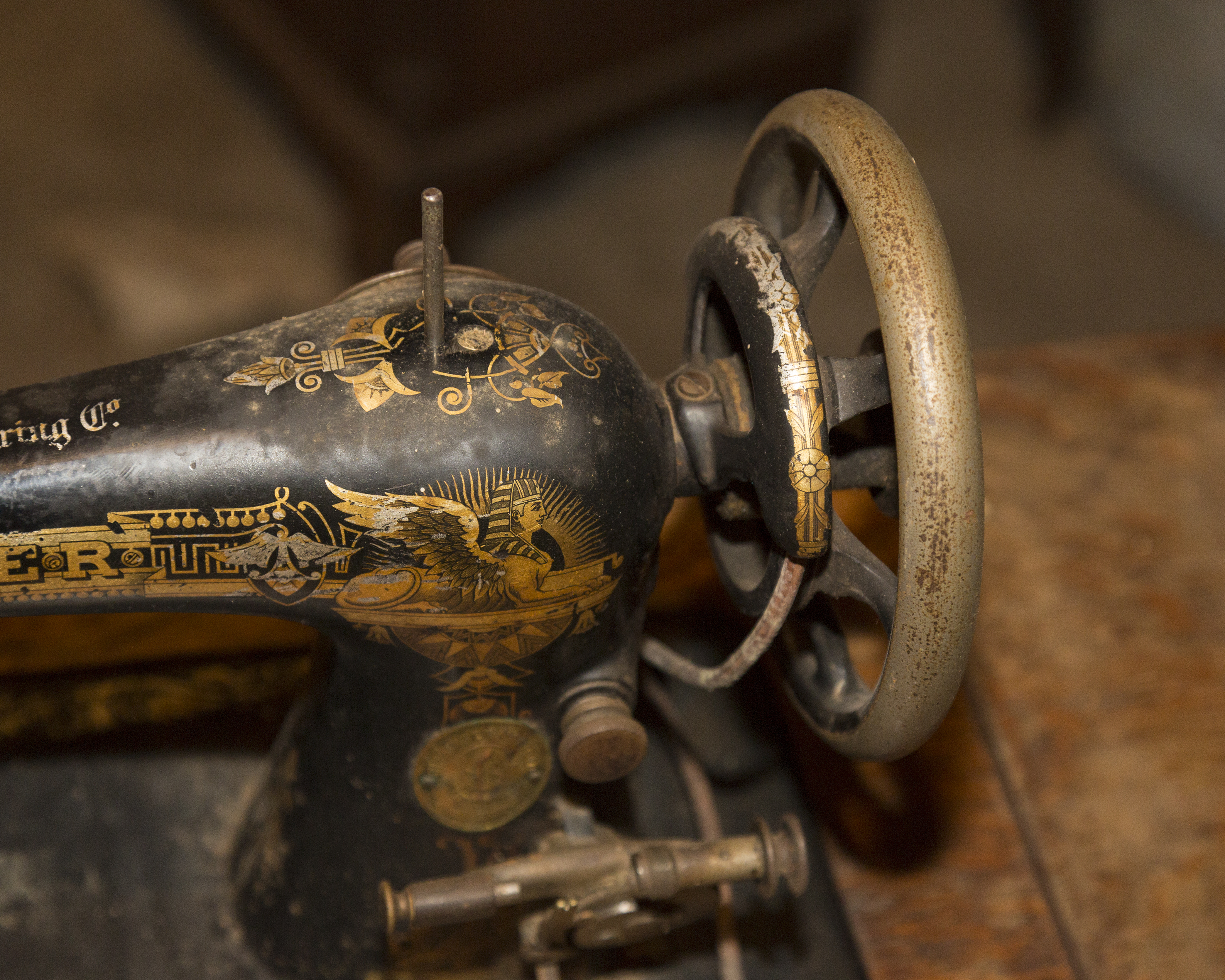 1910 Singer Sewing Machine and Tiger Oak Table