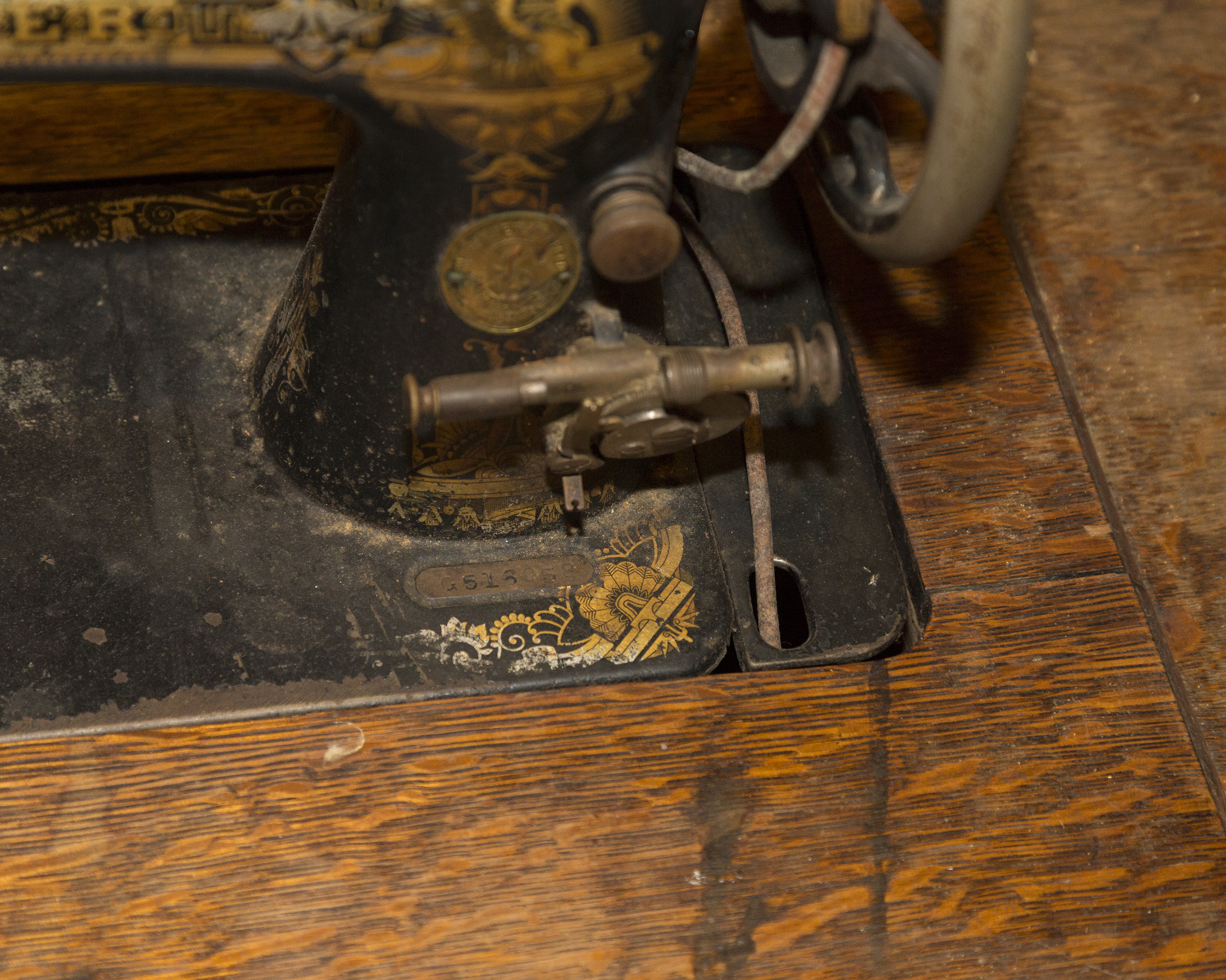 1910 Singer Sewing Machine and Tiger Oak Table