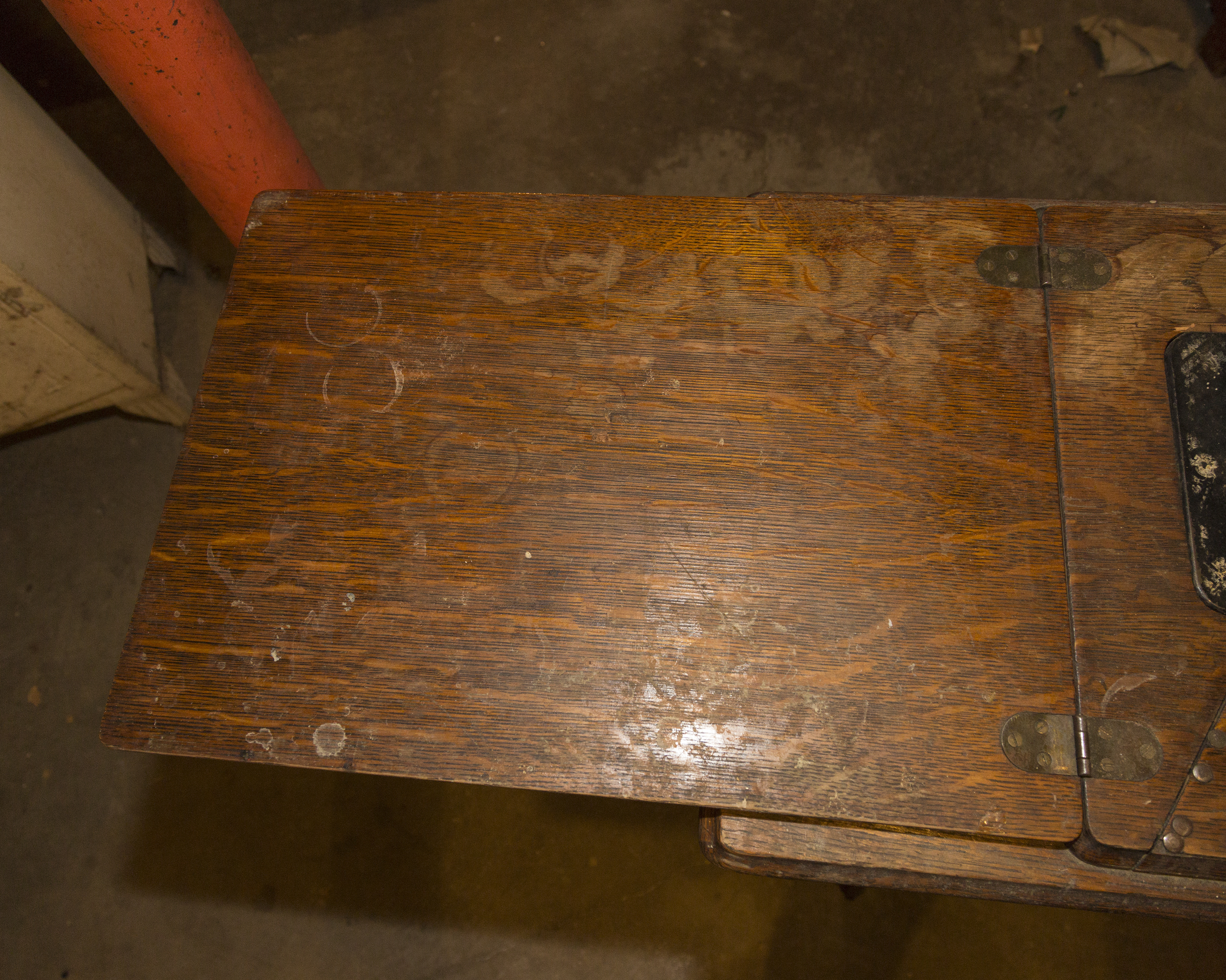 1910 Singer Sewing Machine and Tiger Oak Table