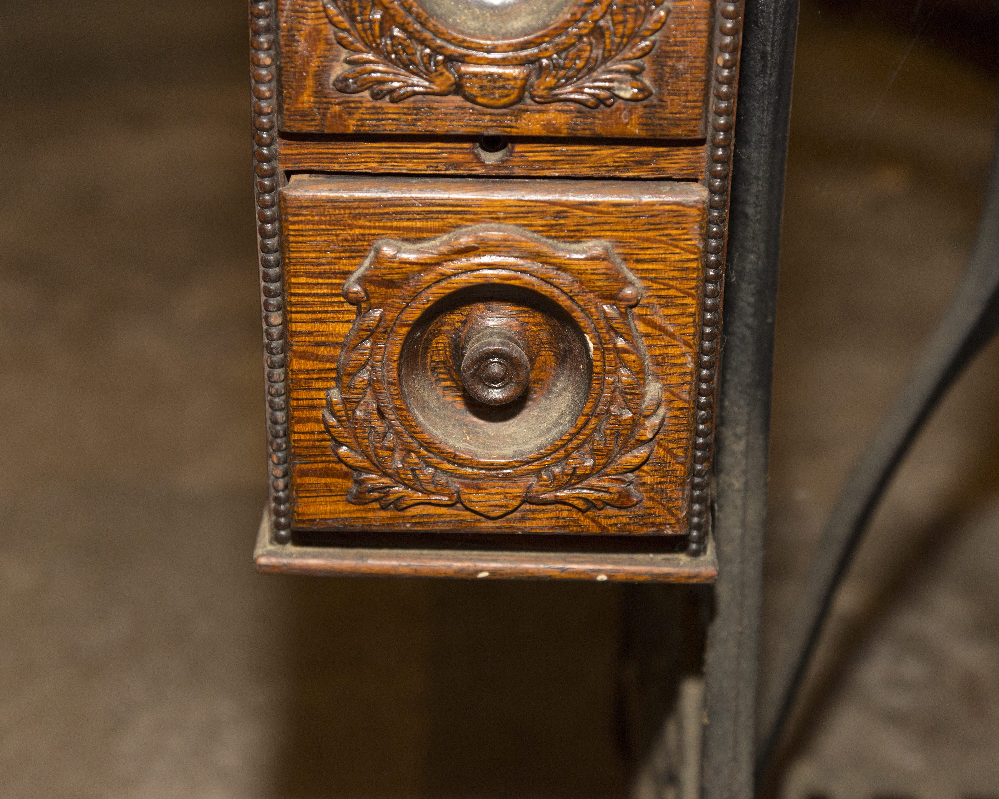 1910 Singer Sewing Machine and Tiger Oak Table