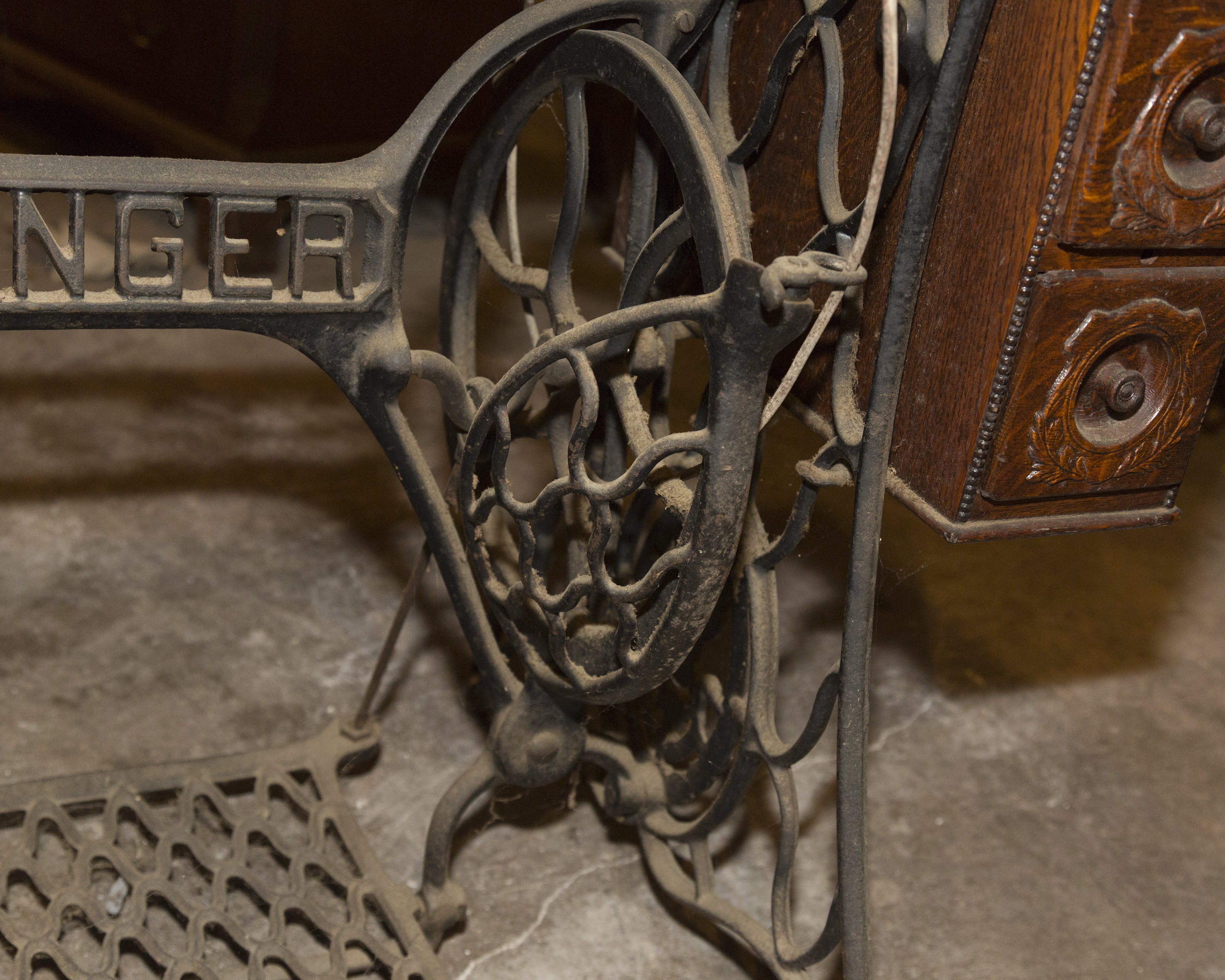 1910 Singer Sewing Machine and Tiger Oak Table