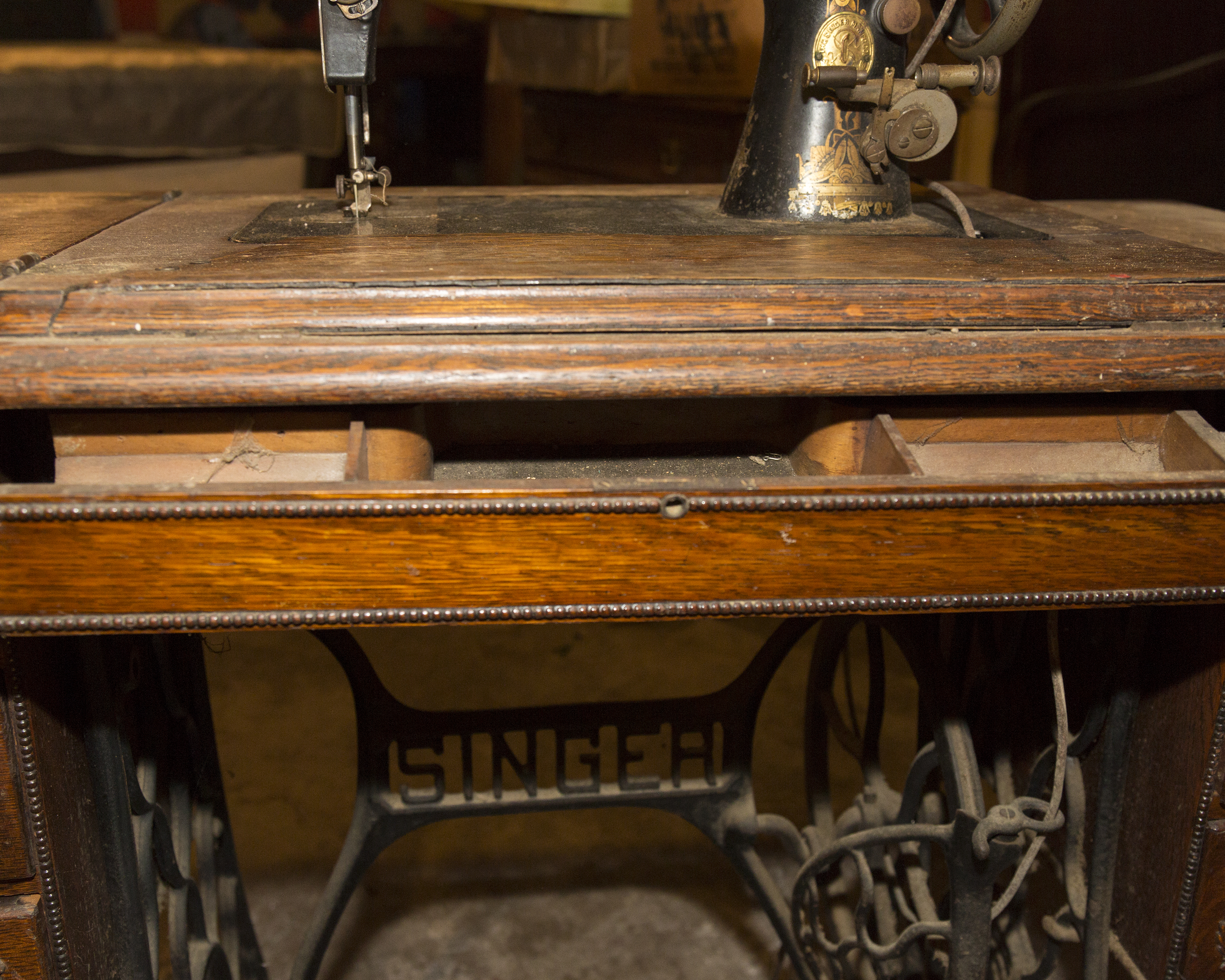 1910 Singer Sewing Machine and Tiger Oak Table