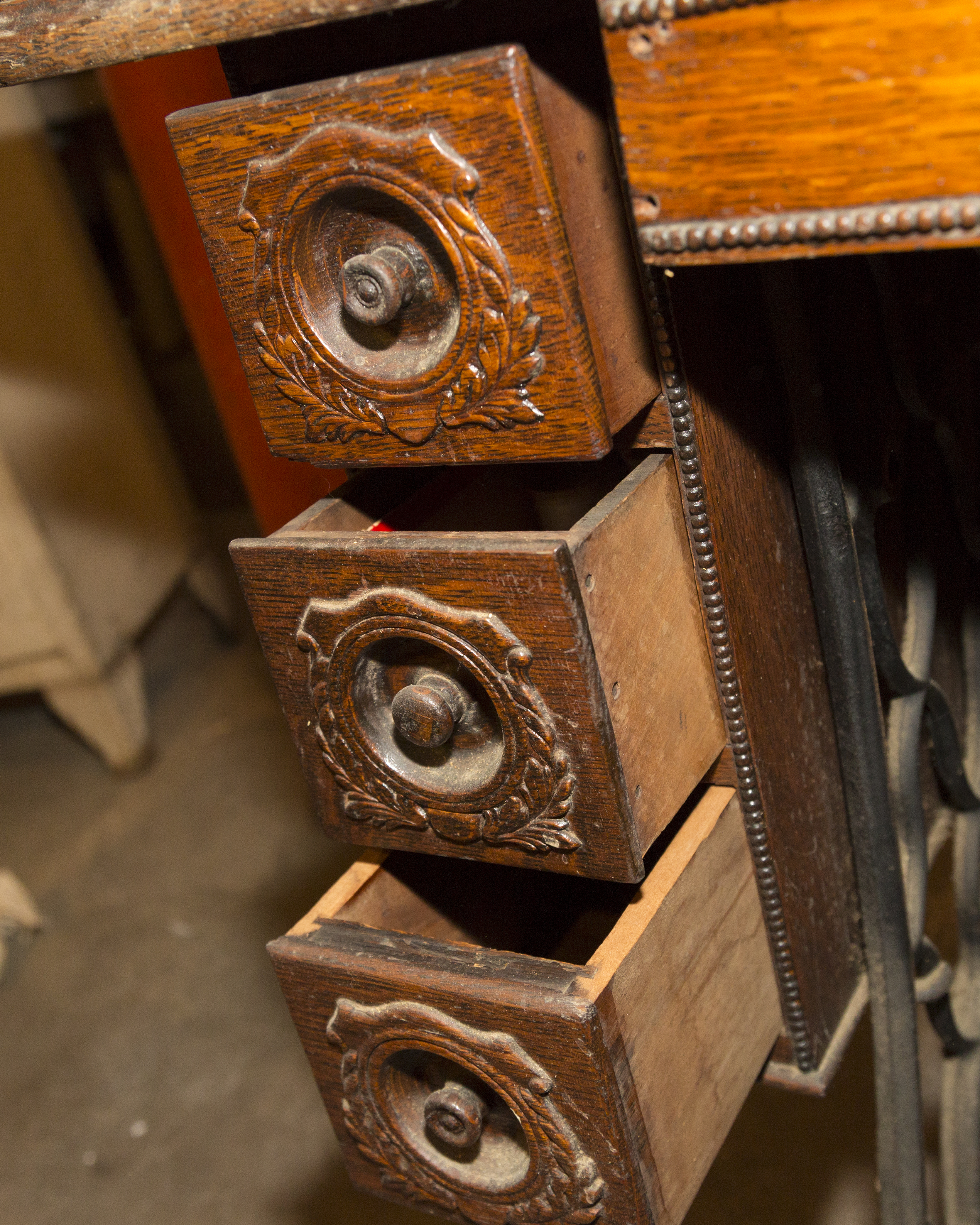 1910 Singer Sewing Machine and Tiger Oak Table