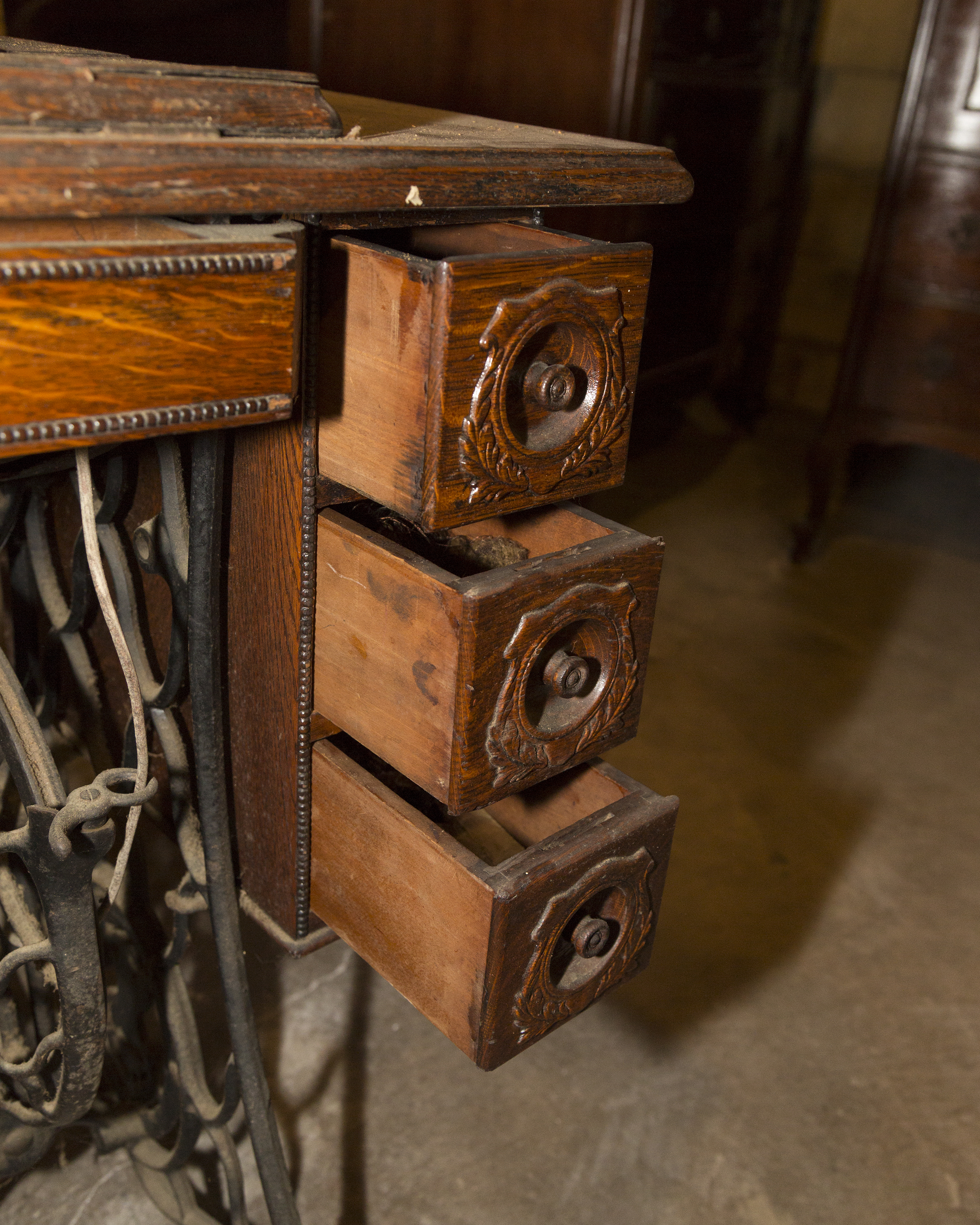 1910 Singer Sewing Machine and Tiger Oak Table