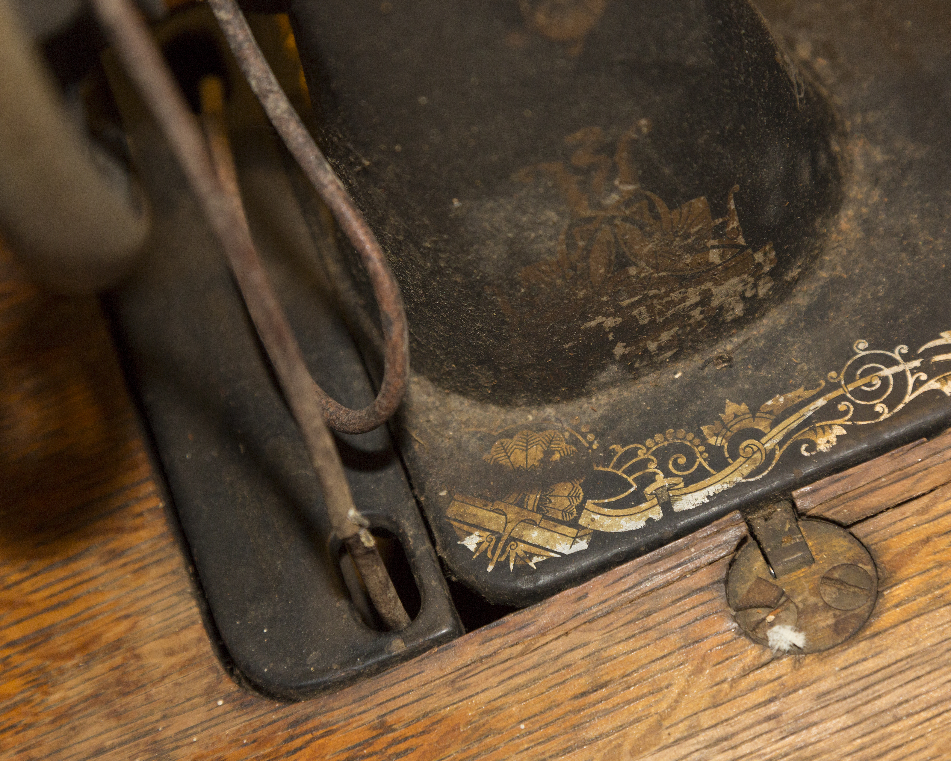 1910 Singer Sewing Machine and Tiger Oak Table