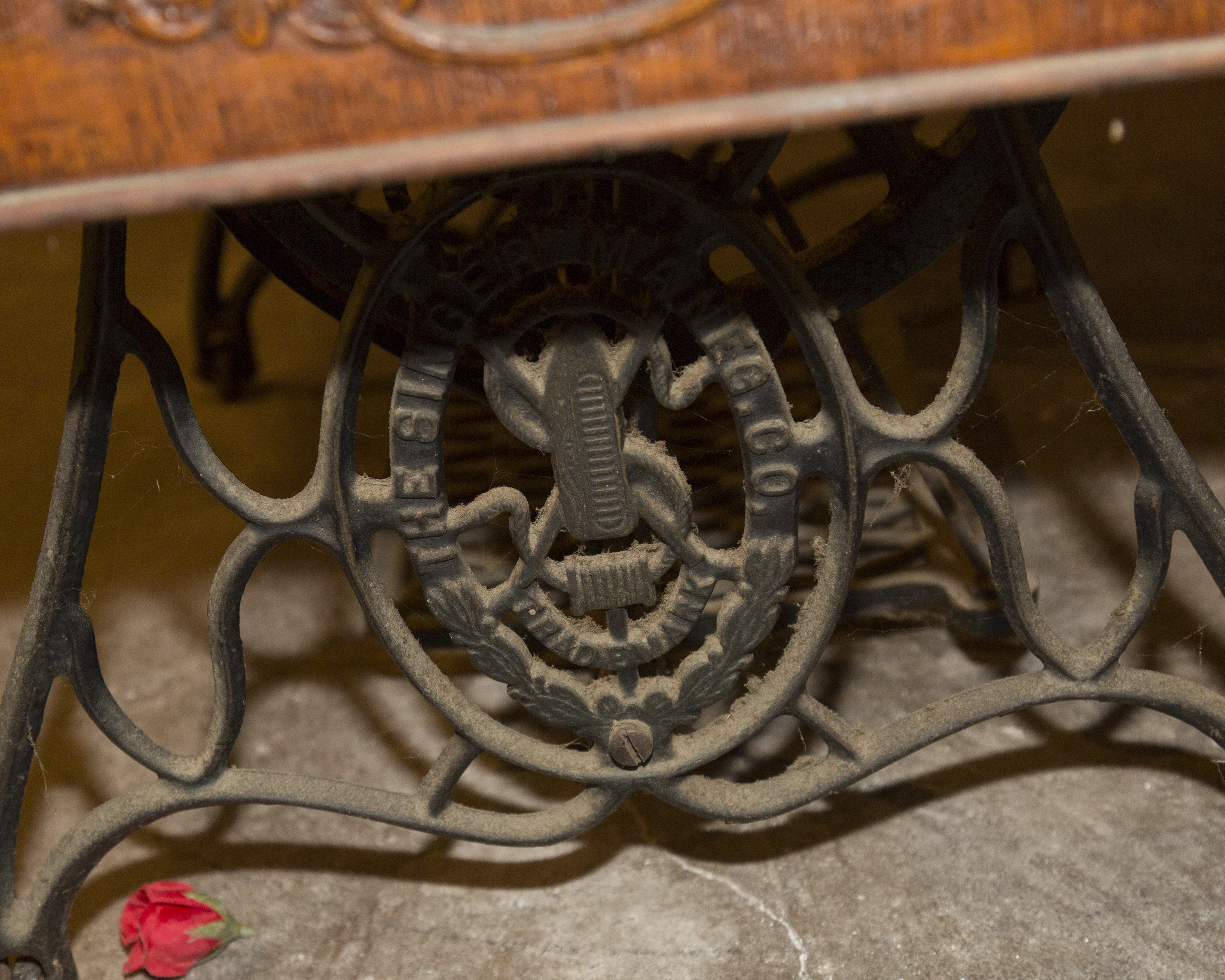 1910 Singer Sewing Machine and Tiger Oak Table