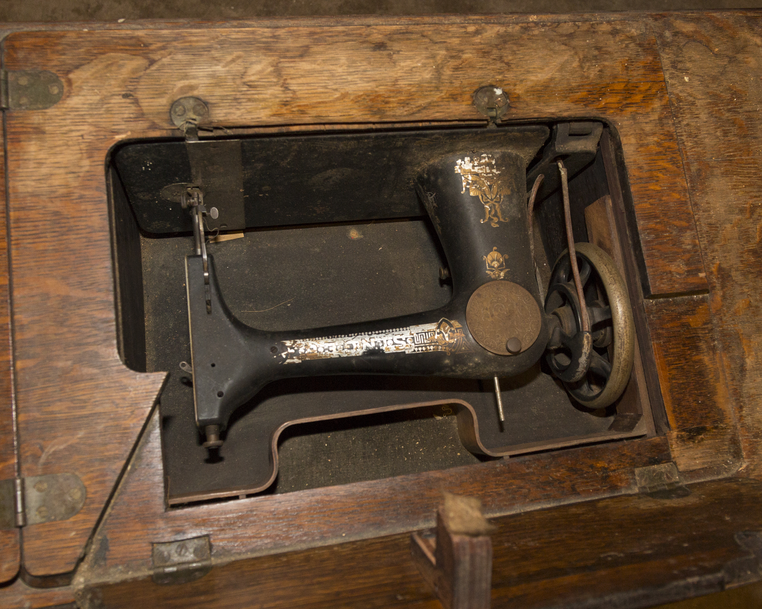 1910 Singer Sewing Machine and Tiger Oak Table