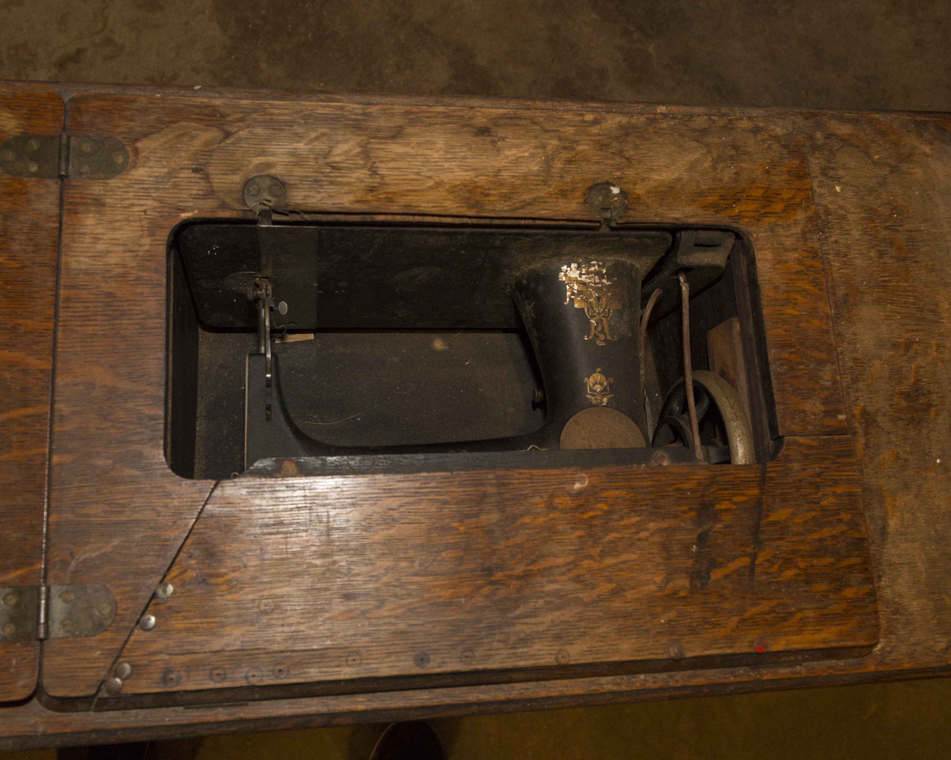 1910 Singer Sewing Machine and Tiger Oak Table