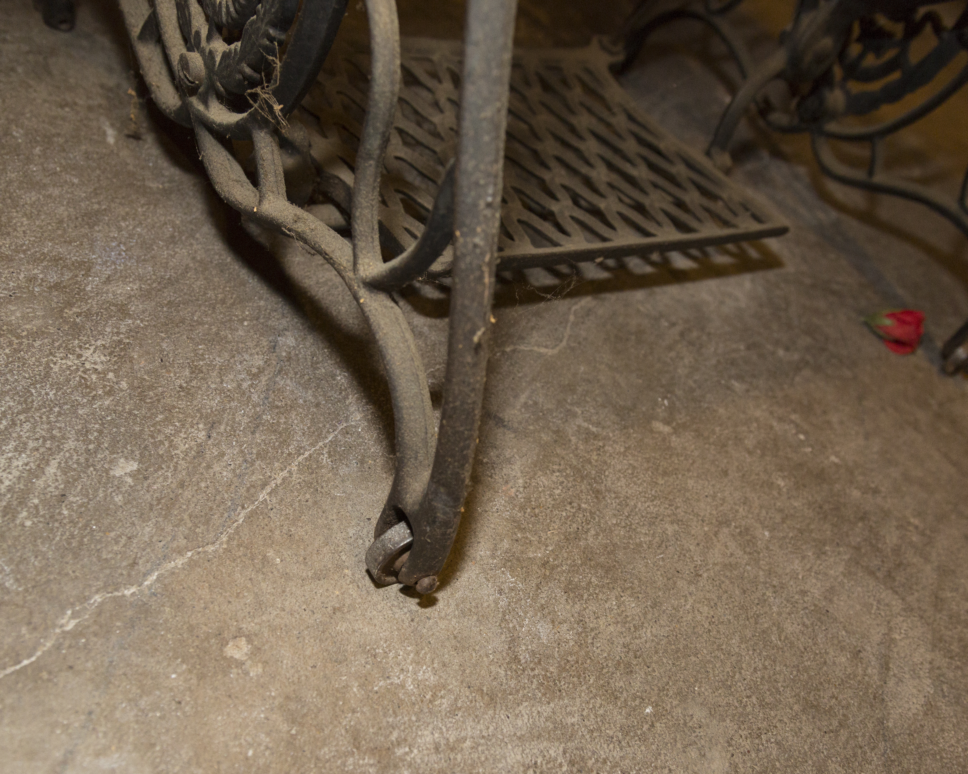 1910 Singer Sewing Machine and Tiger Oak Table