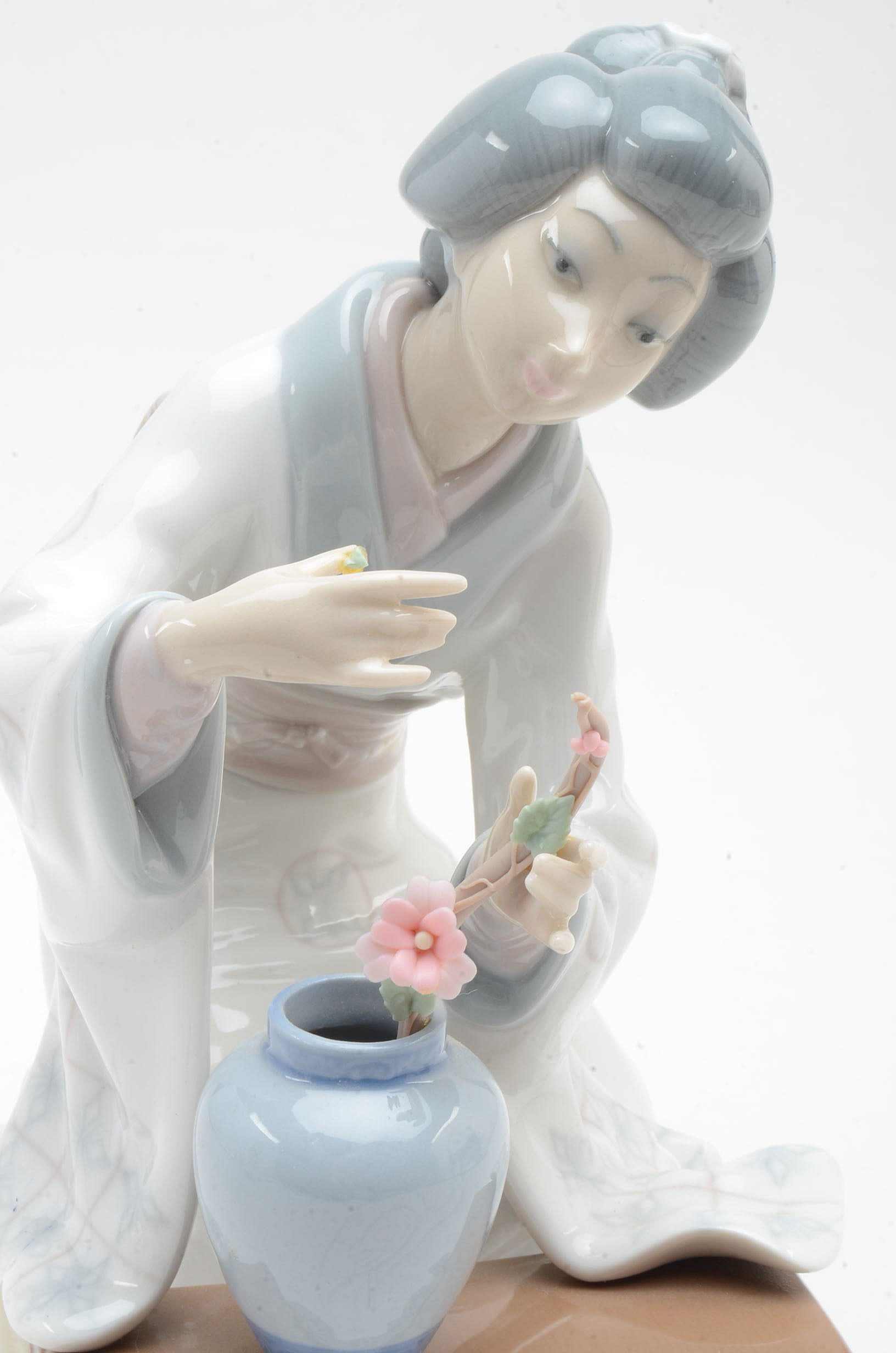 Lladró Figurine "Geisha Arranging Flowers"