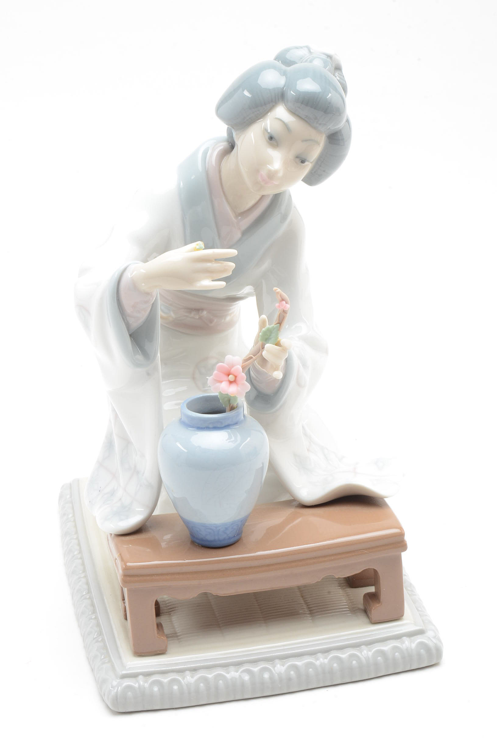Lladró Figurine "Geisha Arranging Flowers"