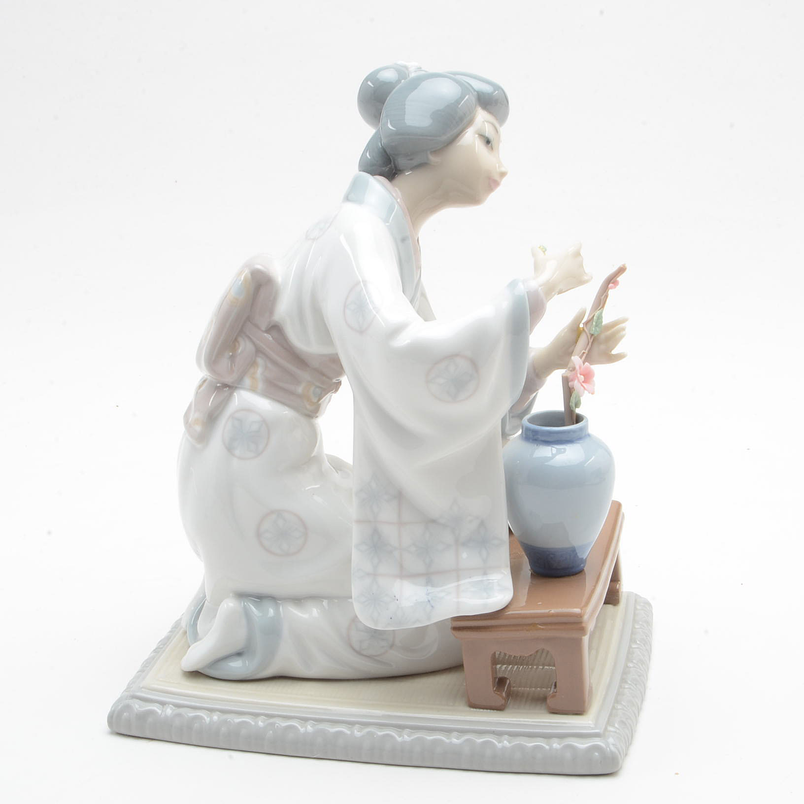Lladró Figurine "Geisha Arranging Flowers"