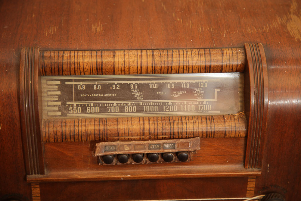 Antique Philco 41-608 Model Phonograph Radio with Speaker and Manuals