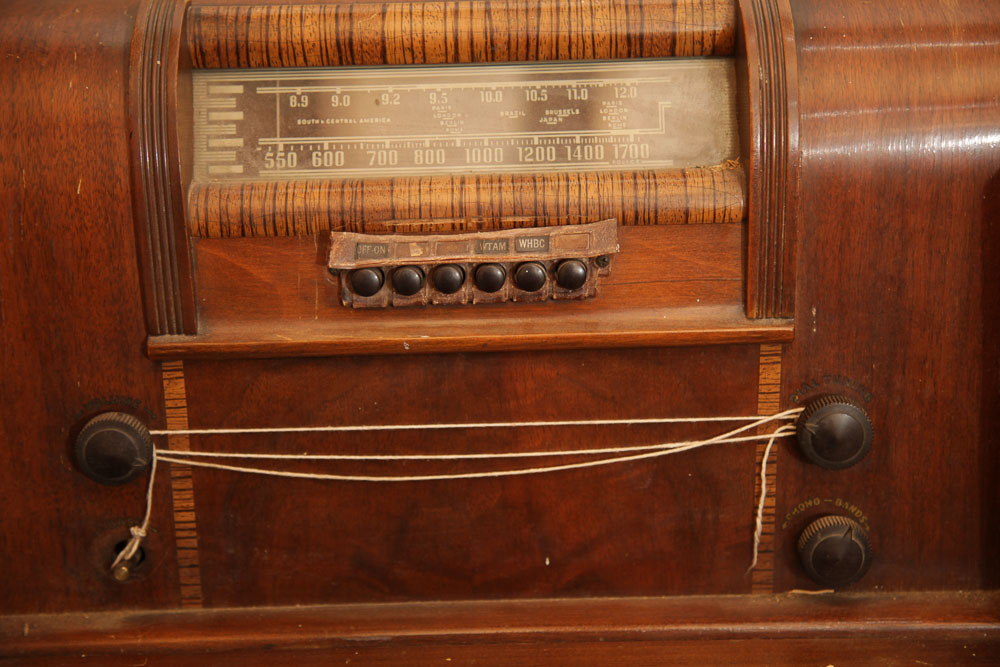 Antique Philco 41-608 Model Phonograph Radio with Speaker and Manuals