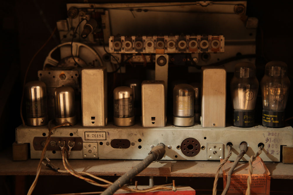 Antique Philco 41-608 Model Phonograph Radio with Speaker and Manuals