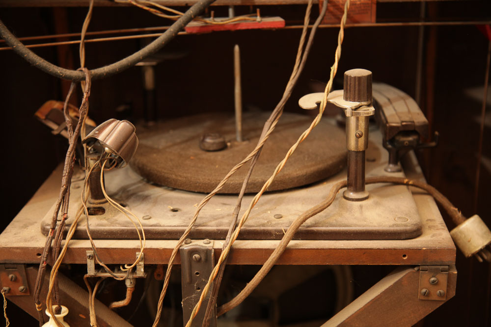 Antique Philco 41-608 Model Phonograph Radio with Speaker and Manuals