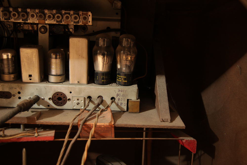 Antique Philco 41-608 Model Phonograph Radio with Speaker and Manuals