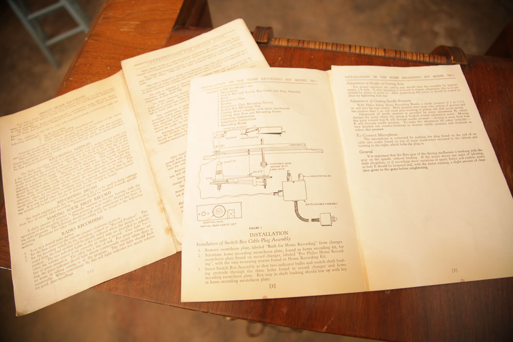 Antique Philco 41-608 Model Phonograph Radio with Speaker and Manuals